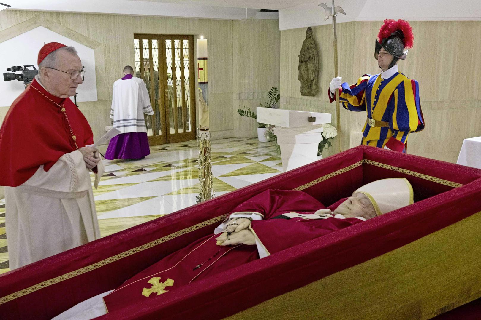 Vaticaan deelt beelden van opgebaarde paus Franciscus in Rome, uitvaart komende zaterdag | De Limburger