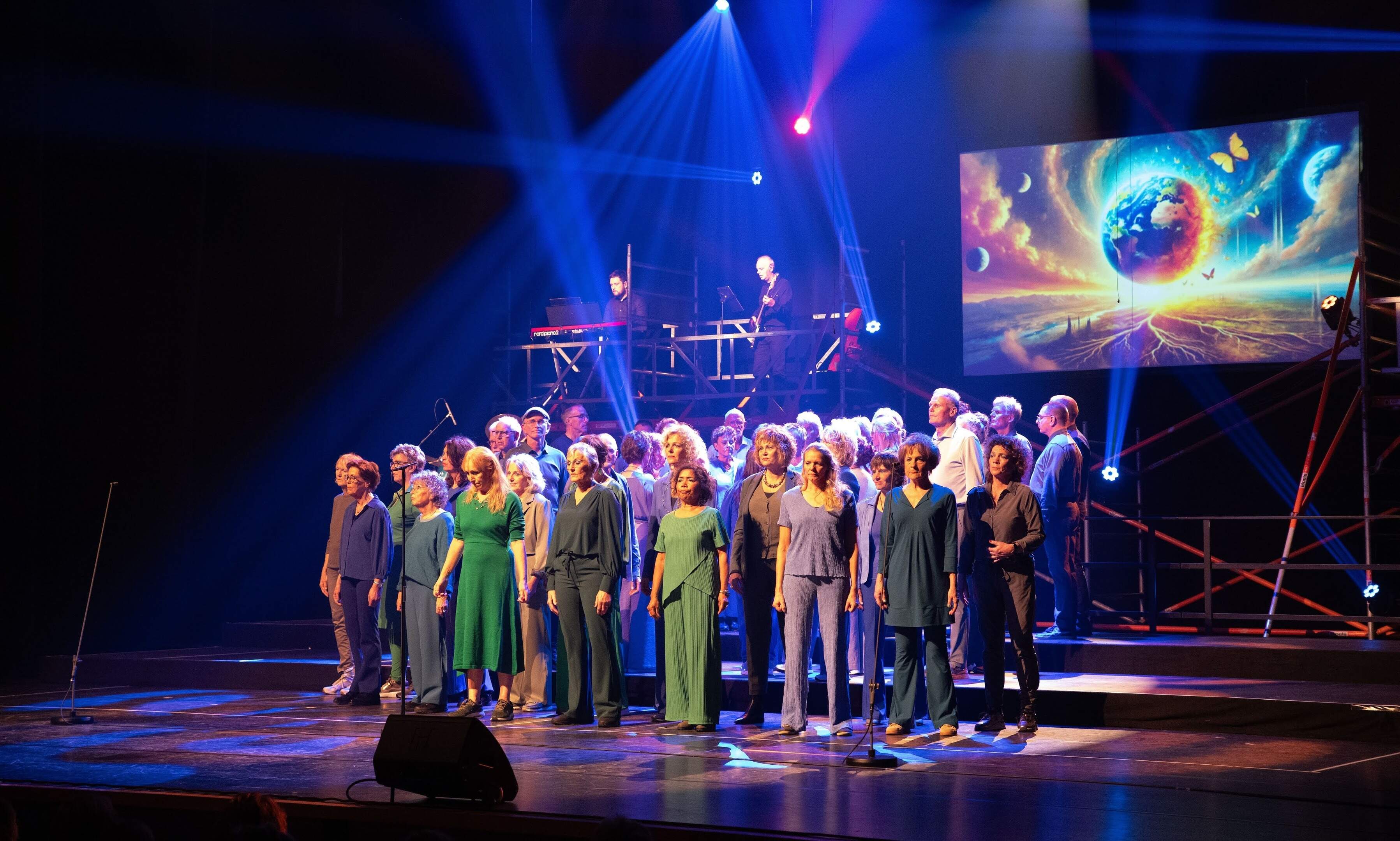 Korenfestijn met honderd zangers in het Openluchttheater Overloon