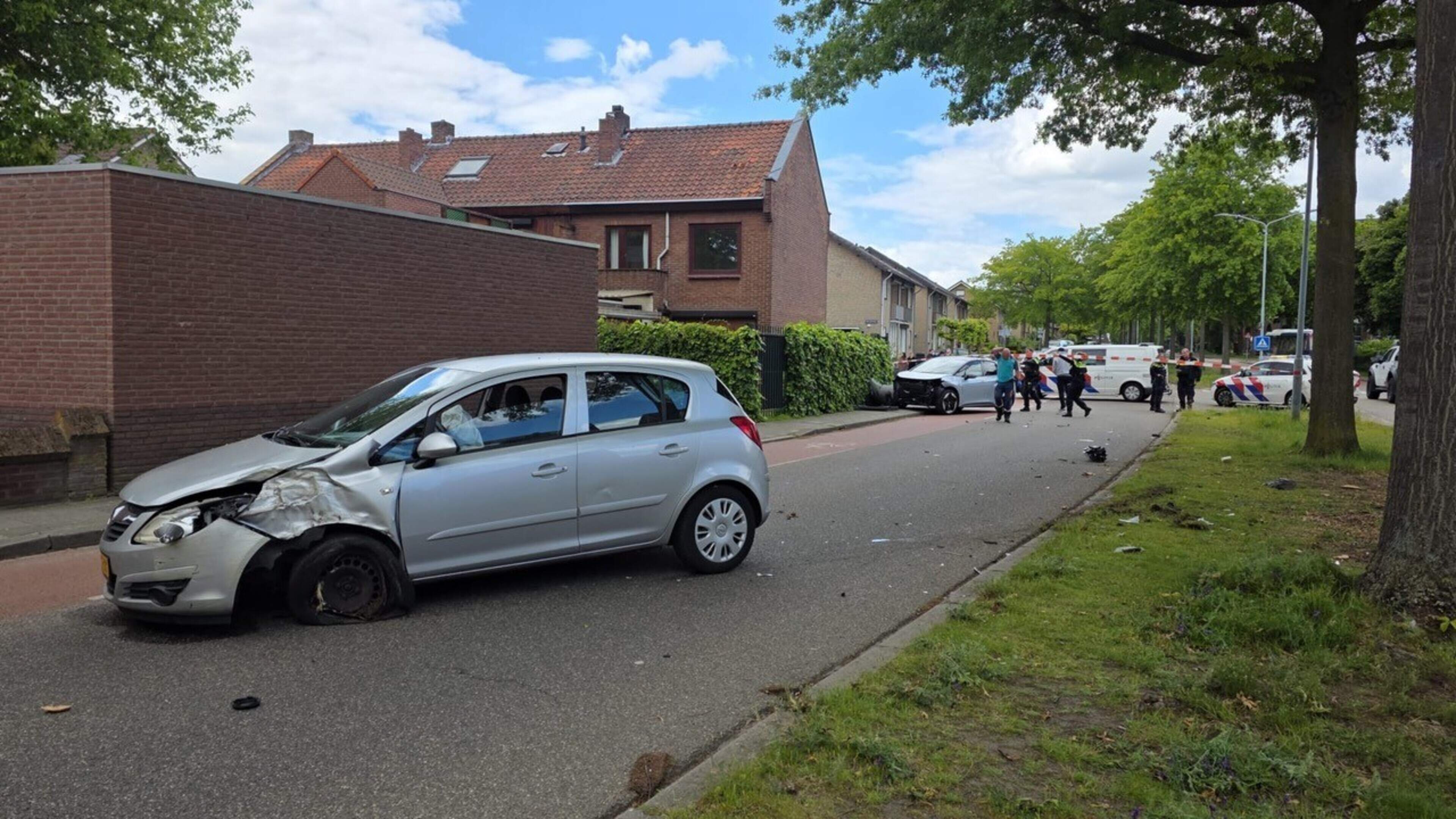 Auto belandt tegen boom bij aanrijding in Blerick: zeker één gewonde