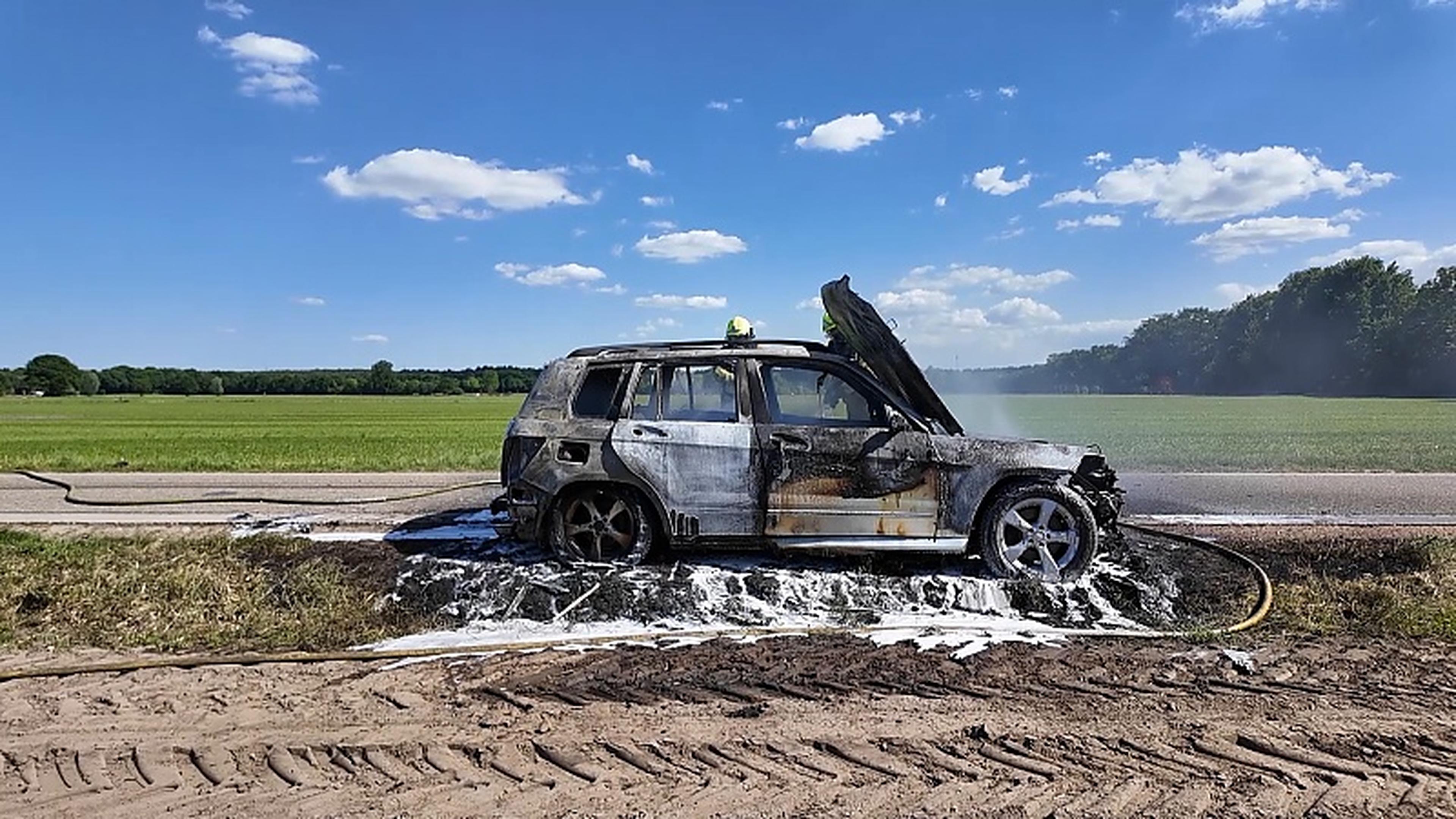 Auto brandt volledig uit in Maria Hoop