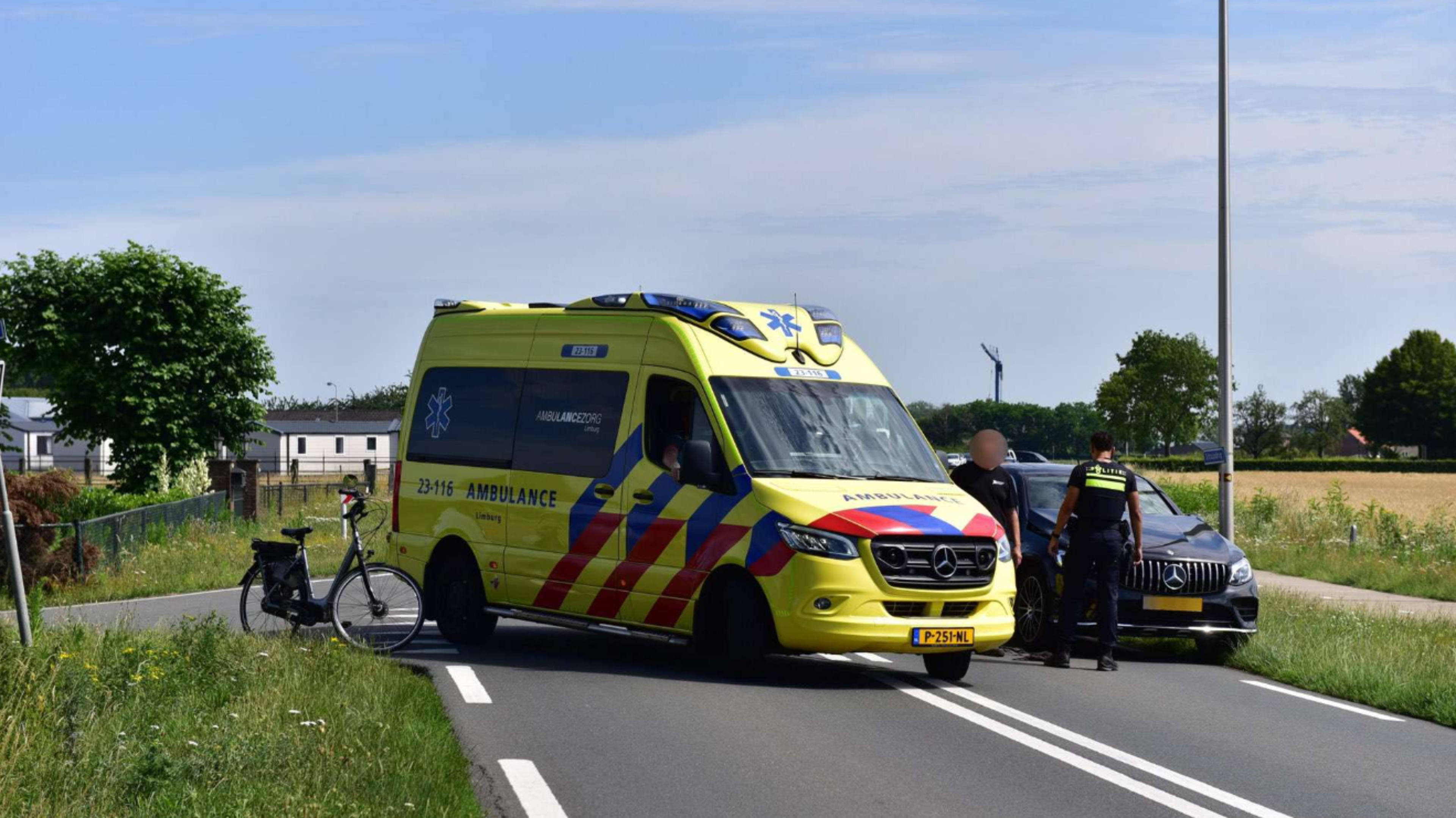 Fietsster gewond na botsing met auto op N279 in Heibloem.