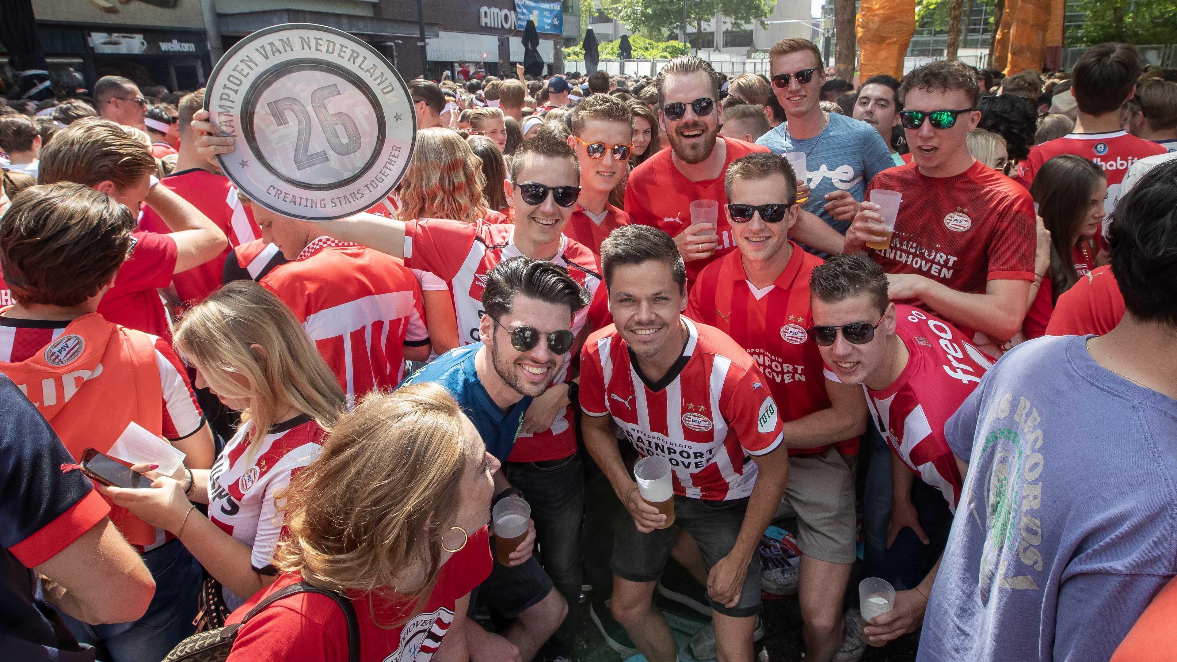 Limburgse PSV-fans, van Nieuw Bergen tot Geulle, vieren feest bij huldiging van de landskampioen: ‘A