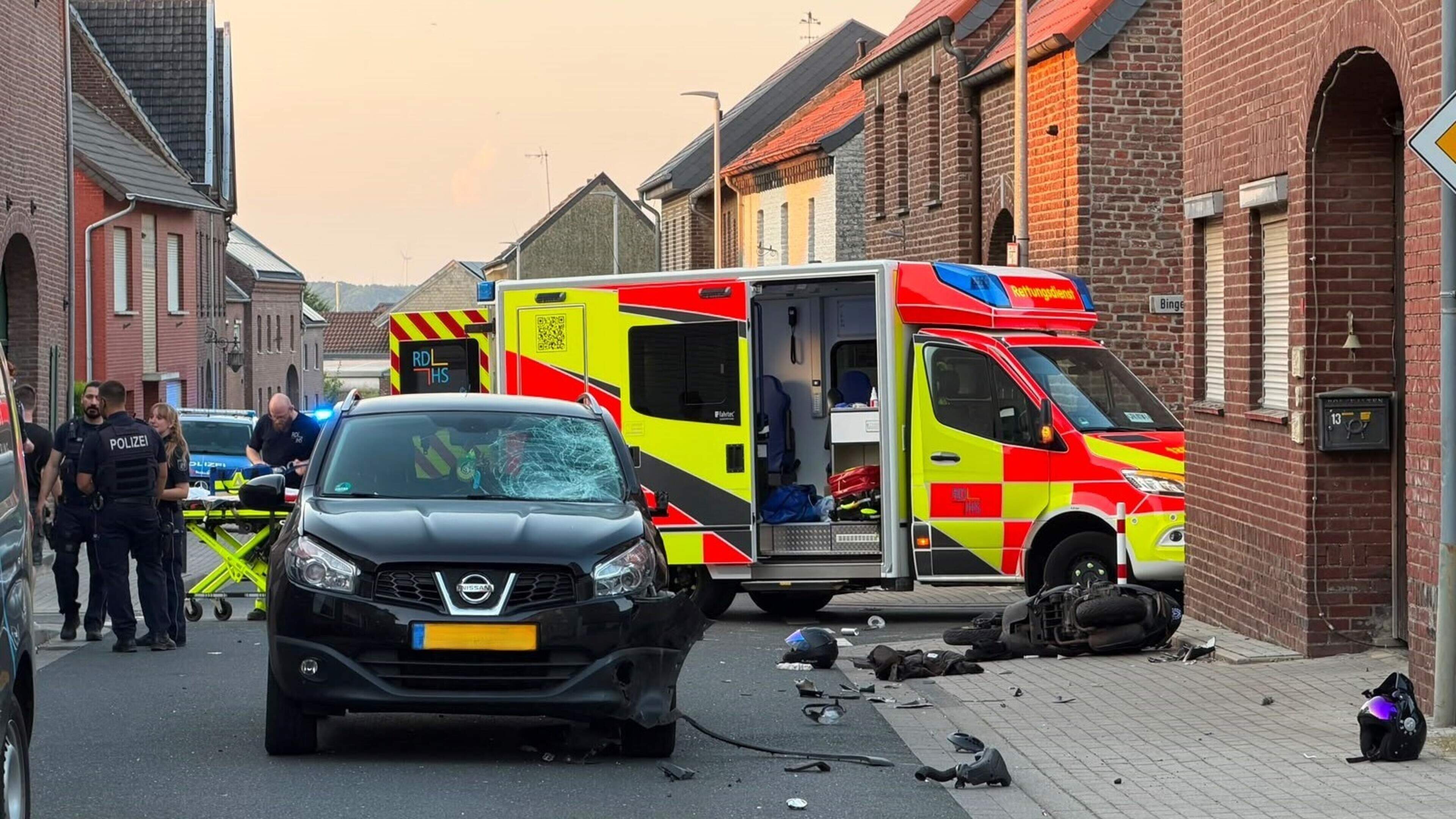 Nederlandse sluiproute in Duits grensdorp weer decor van zwaar ongeval, traumahelikopter ingezet