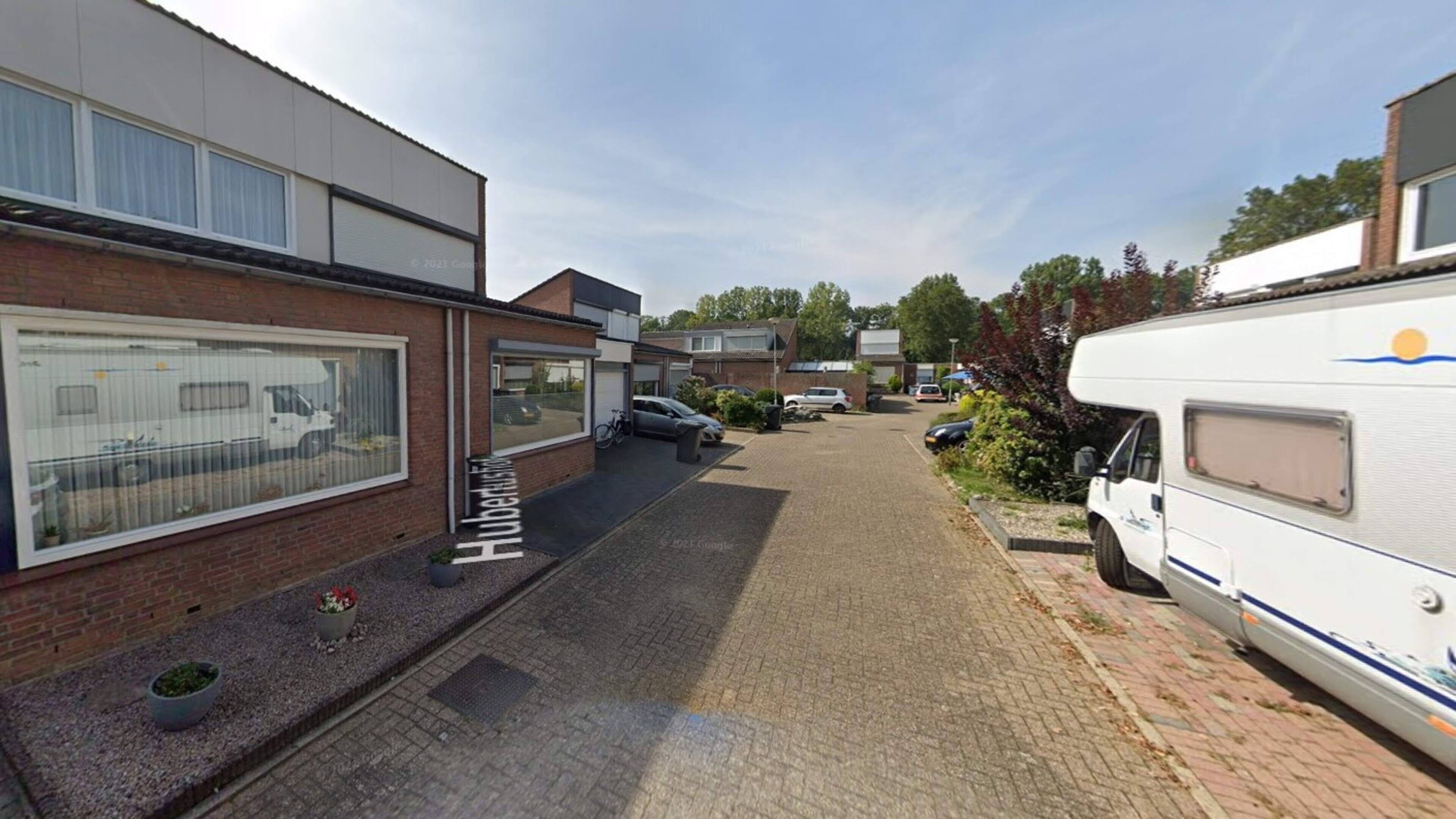 Overbuurman klaagt over weerkaatsend zonlicht op camper in Born en stapt naar de rechter