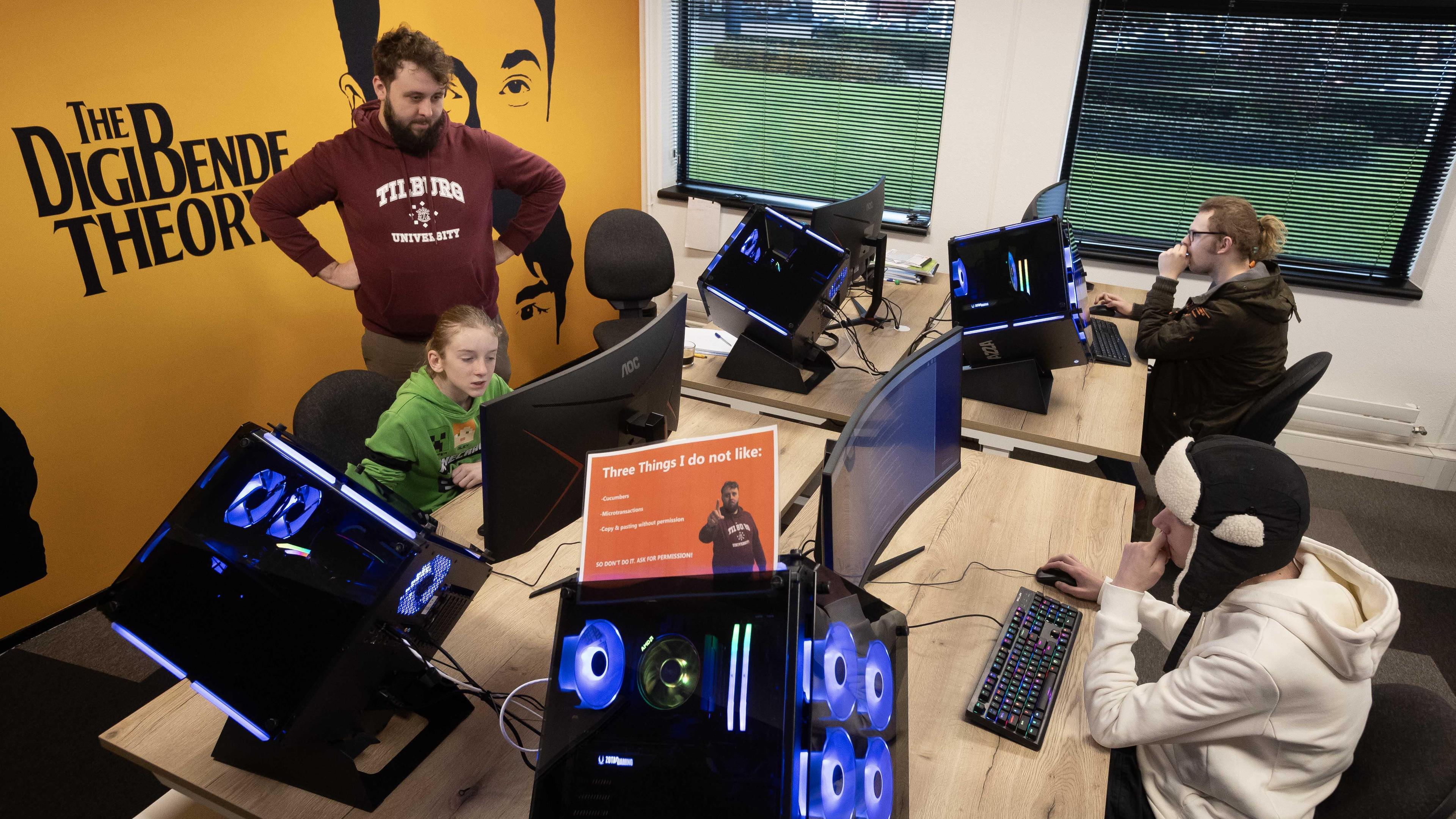 Digibende, voor jongeren die vastlopen in het onderwijs, verhuist naar pand mét glijbaan in Roermond