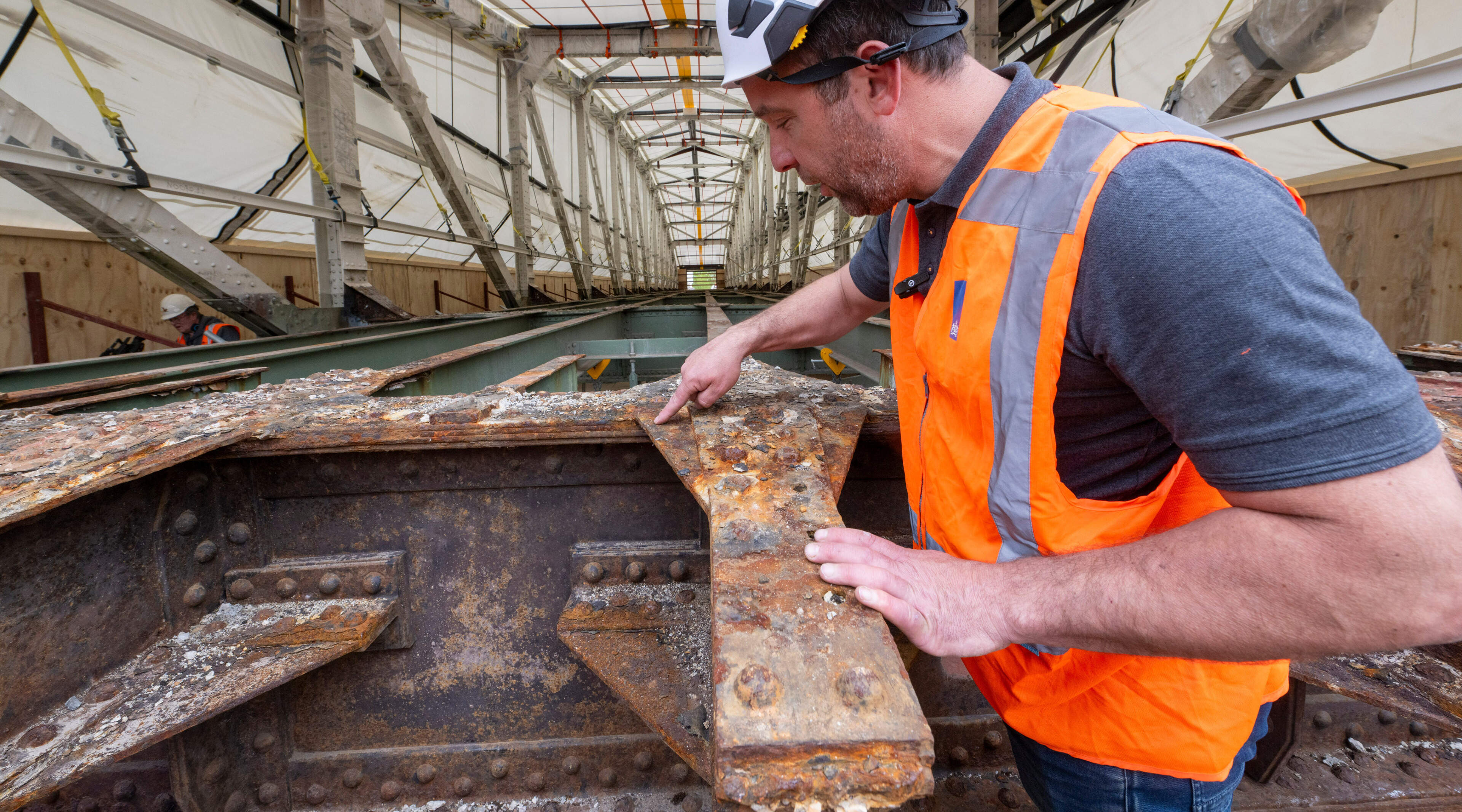 Brug in Urmond krijgt ‘ruggenwerveloperatie’: omwonenden zien alleen een witte cocon, maar ‘achter d