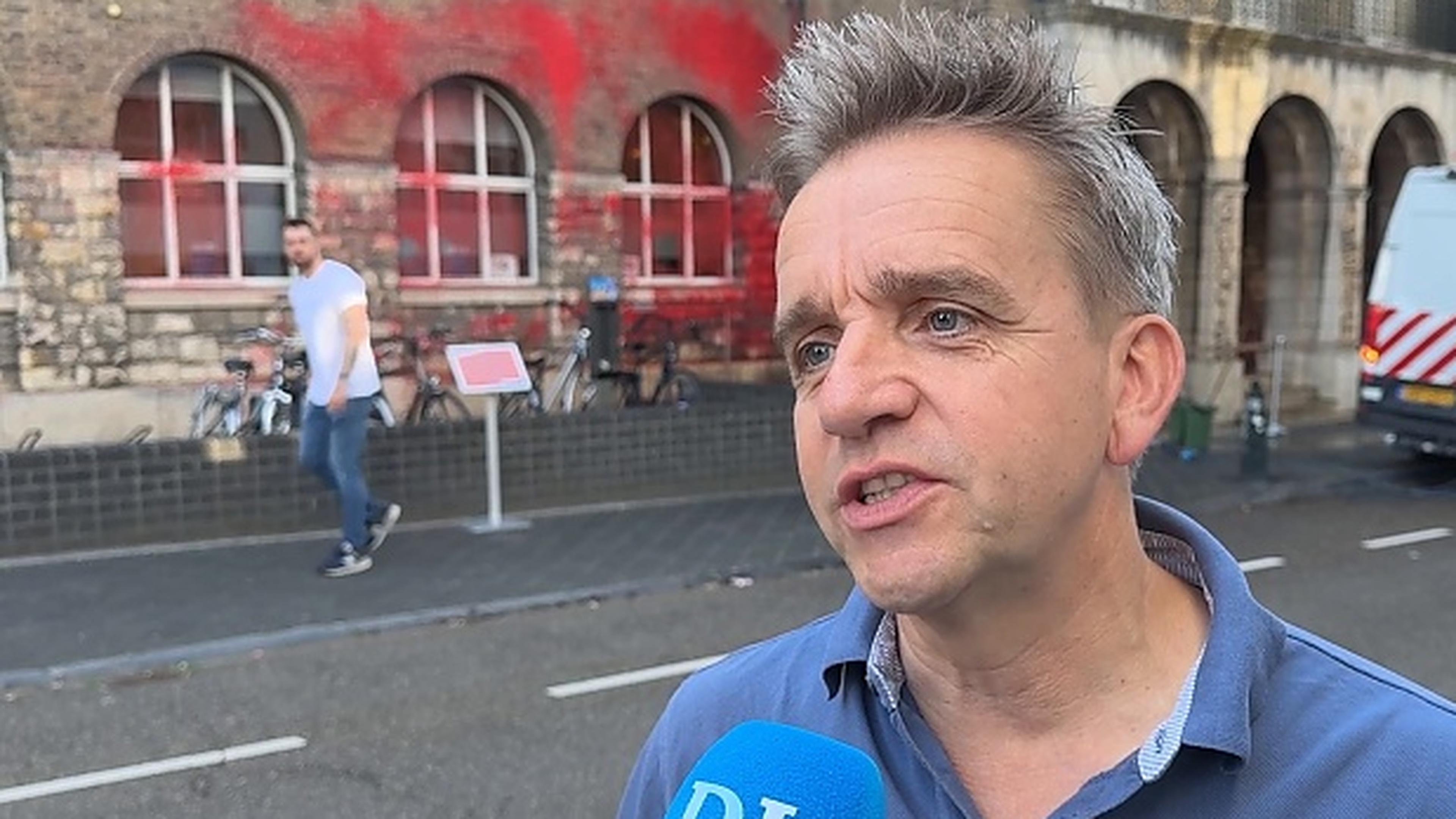 Maastrichtse rechtenfaculteit besmeurd met rode verf en pro-Palestijnse kreten: ‘Dit is geen protest