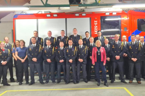 Burgemeester reikt onderscheidingen brandweer Montfort uit