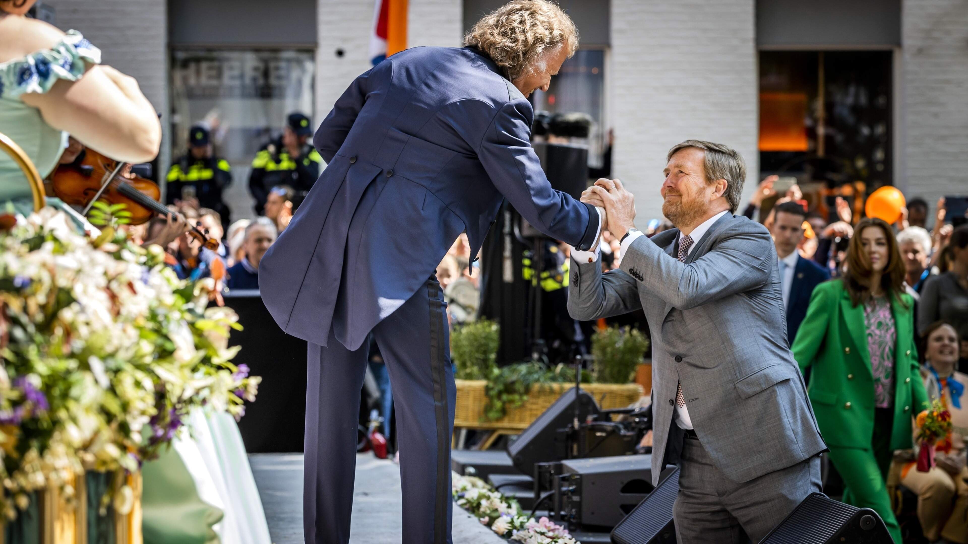 Waarom leeft Koningsdag minder in Limburg? Zijn we hier echt immuun voor de Oranjekoorts? ‘Ik blijf 