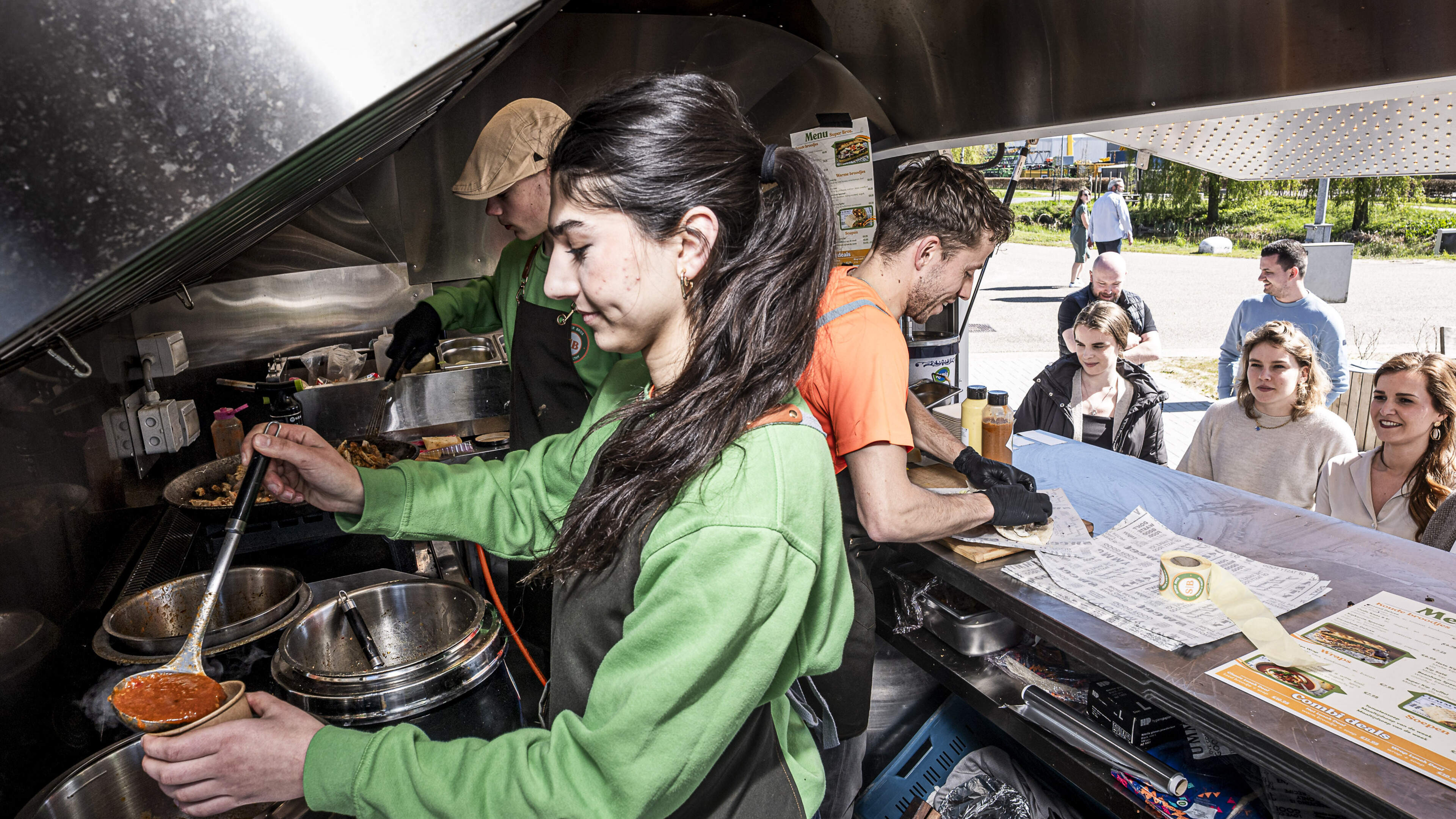 Foodtruck op industrieterrein in Nederweert: Ricardo (28) doorbreekt saai straatbeeld met gevulde wr