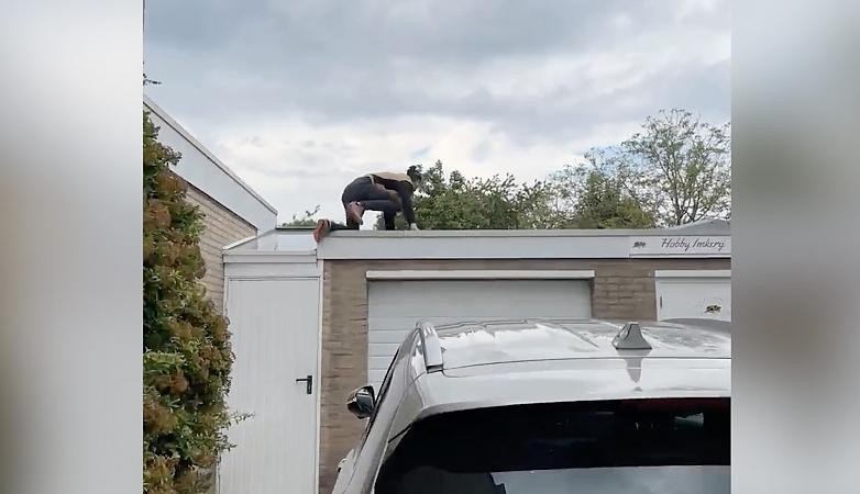 Video: Held op blote voeten Donny (27) pakt in Spaubeek dief die trouwringen van buurvrouw meenam