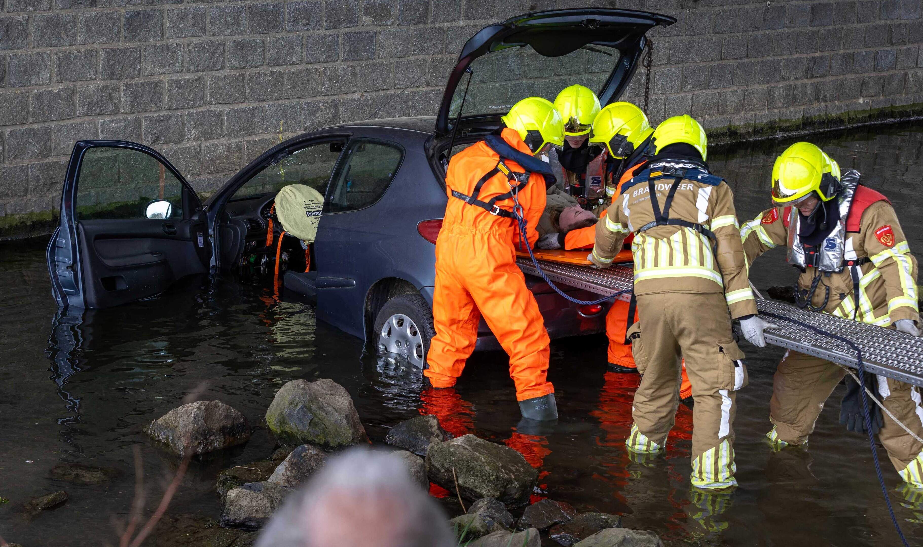Brandweerkorpsen demonstreren inzet bij auto te water in Wessem: hoe red je iemand veilig en snel?