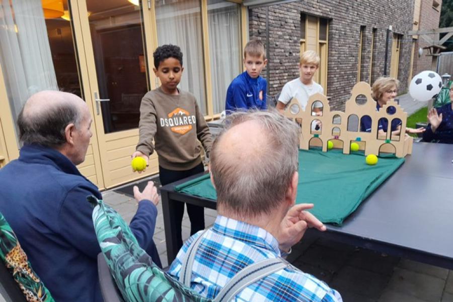 Jeugd SV Venray bezoekt inwoners van zorginstellingen | De Limburger