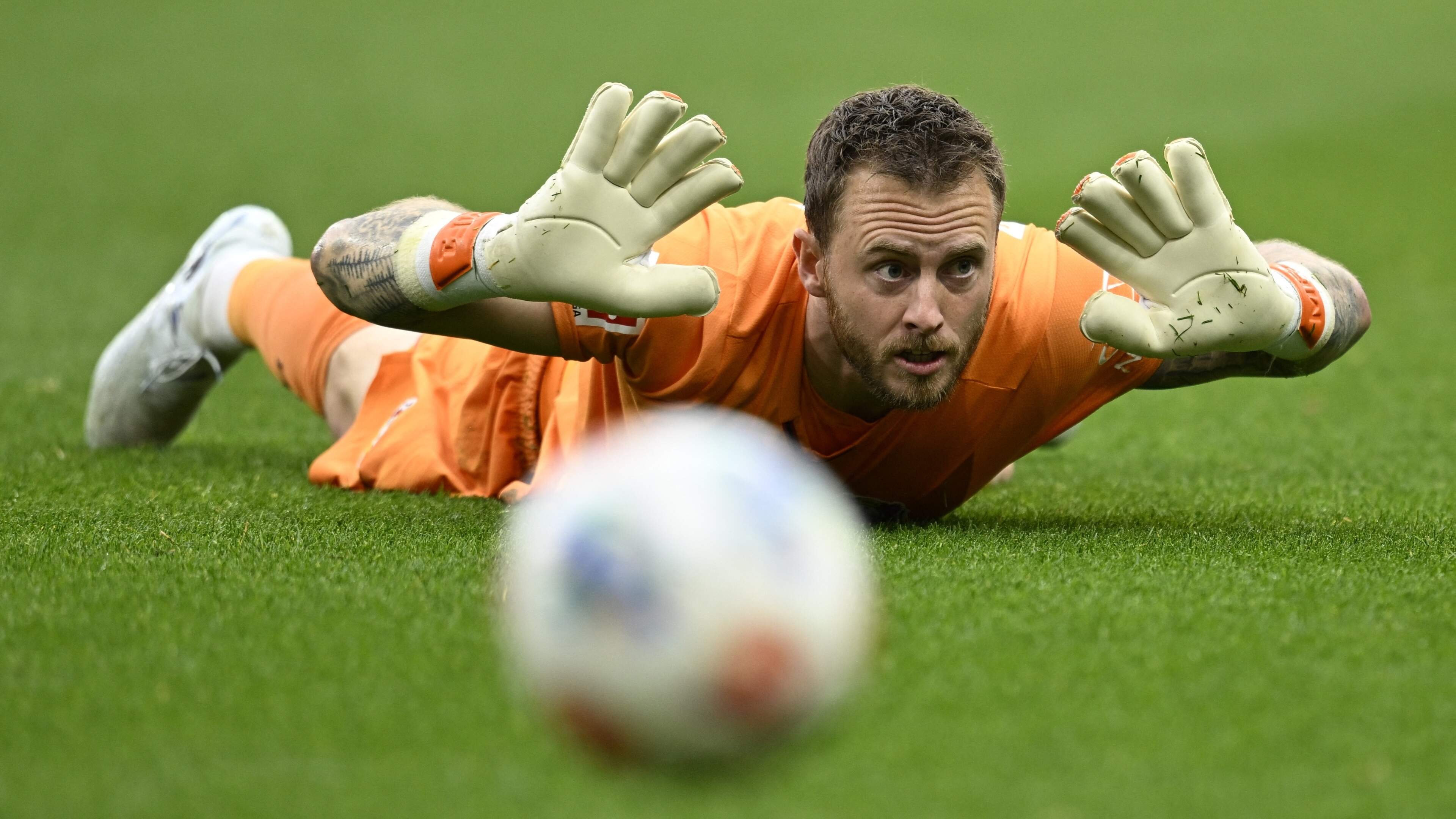 Familieman Mark Flekken rekent er na de domper van 2022 op dat hij er dit WK wél bij is: ‘Als we ric