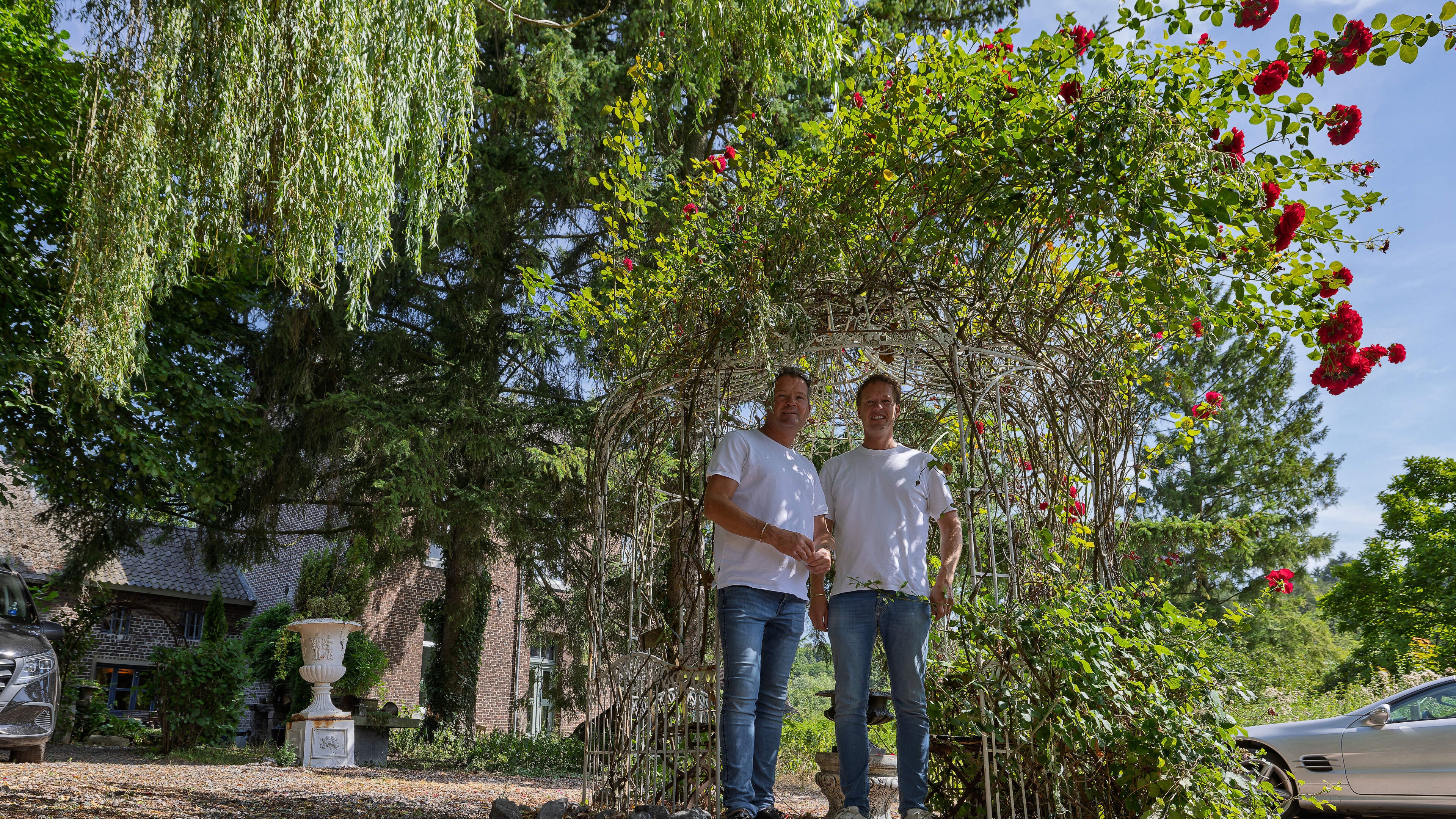 David (50) en Bart (37) kochten 10 jaar geleden ‘paradijs’ in Wolfhaag, maar mogen er nog steeds nie