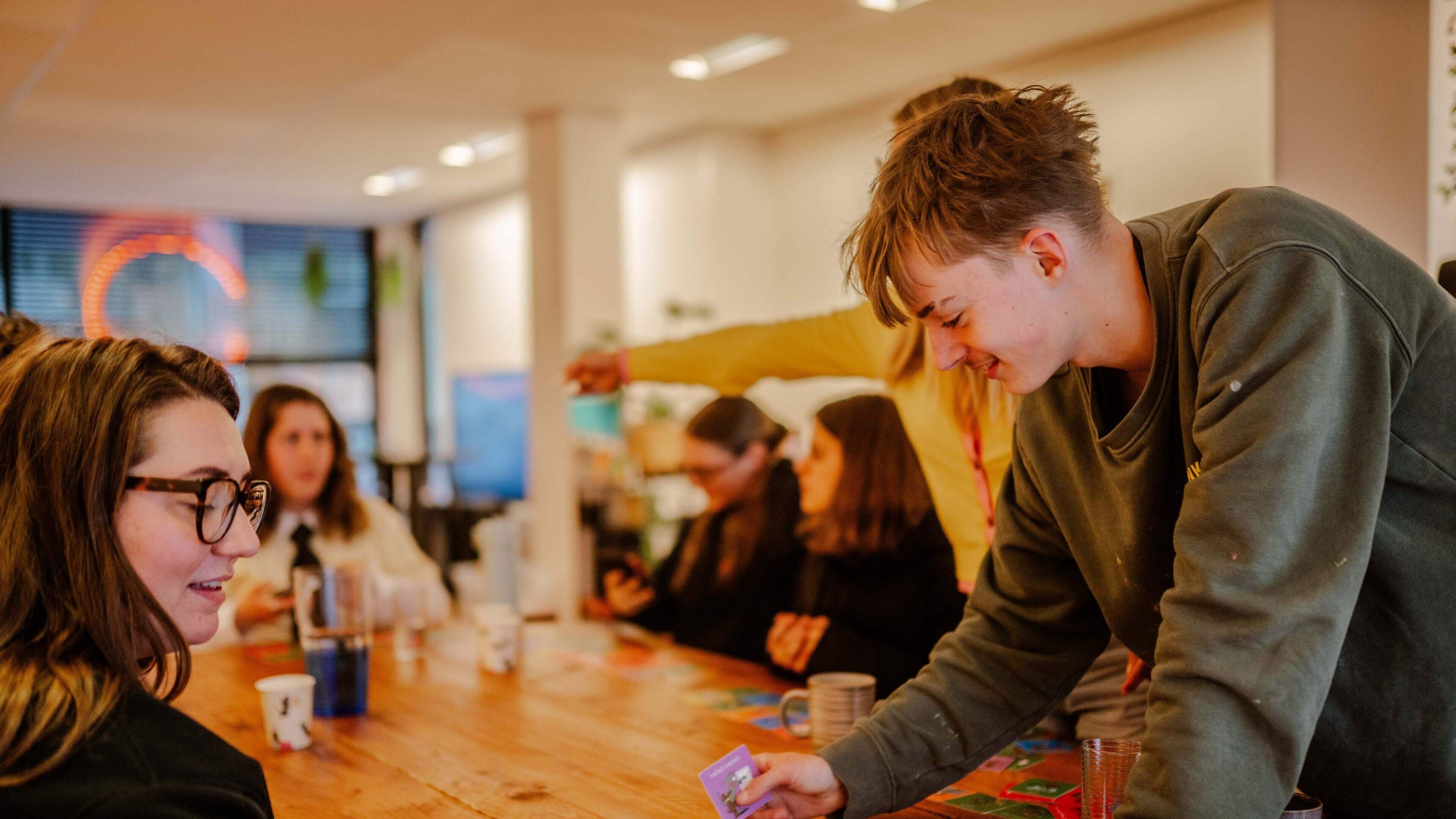 Veel Limburgse jongeren zijn eenzaam, maar bij de Social Hub in Geleen oefenen ze met het maken van 