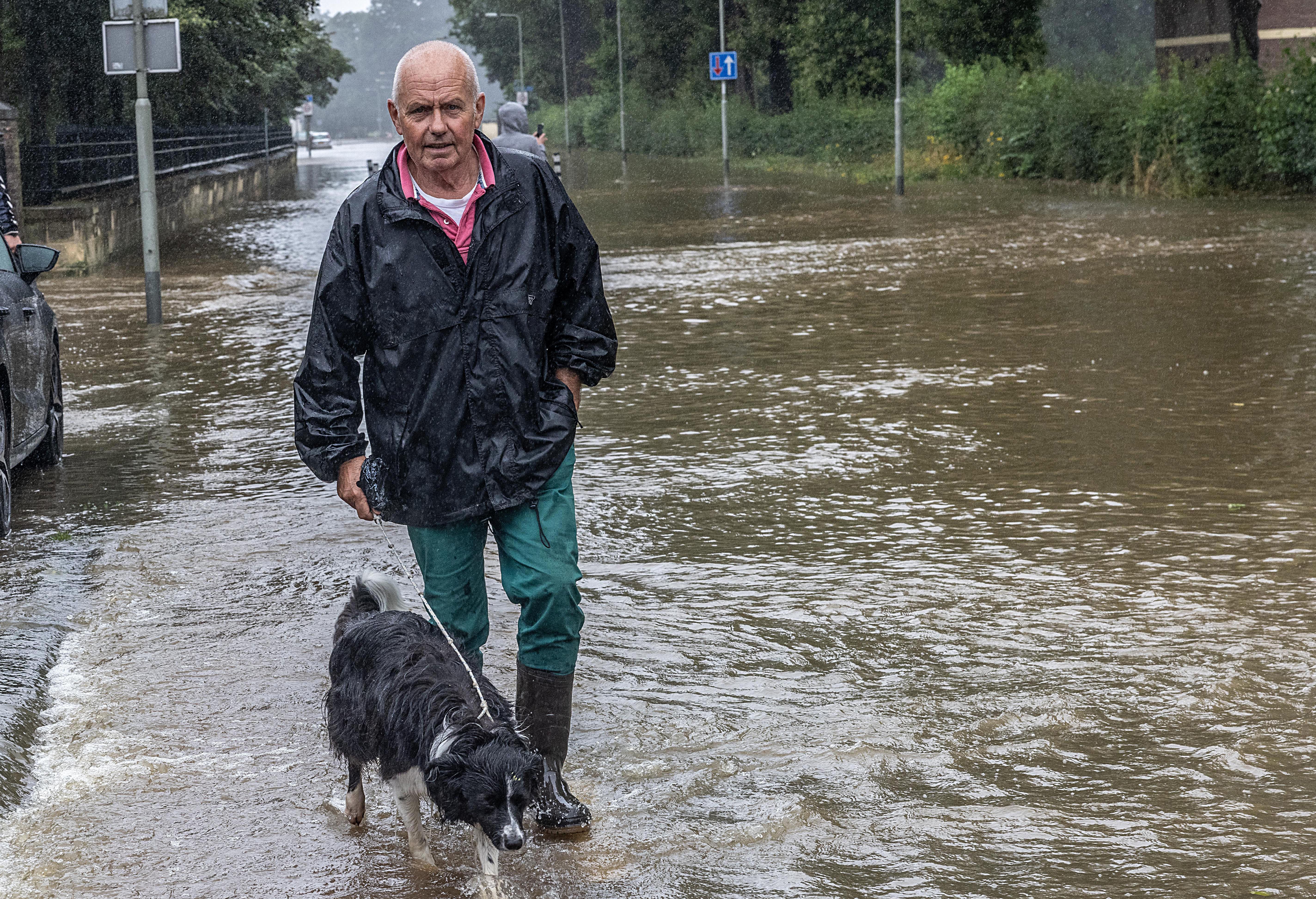 Deel van Geulle dreigt onder water te lopen, inwoners dringend verzocht woning te verlaten