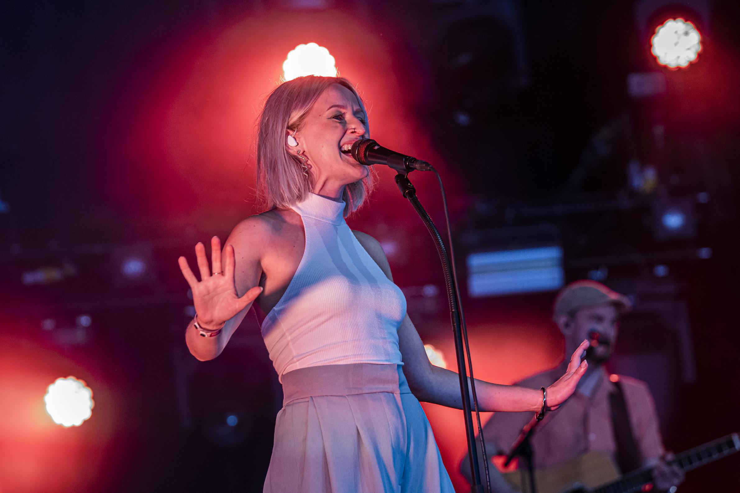 Limburgse Madoux beleeft droomstart met droompop op Pinkpop, zeker dankzij het vleugje Fleetwood Mac