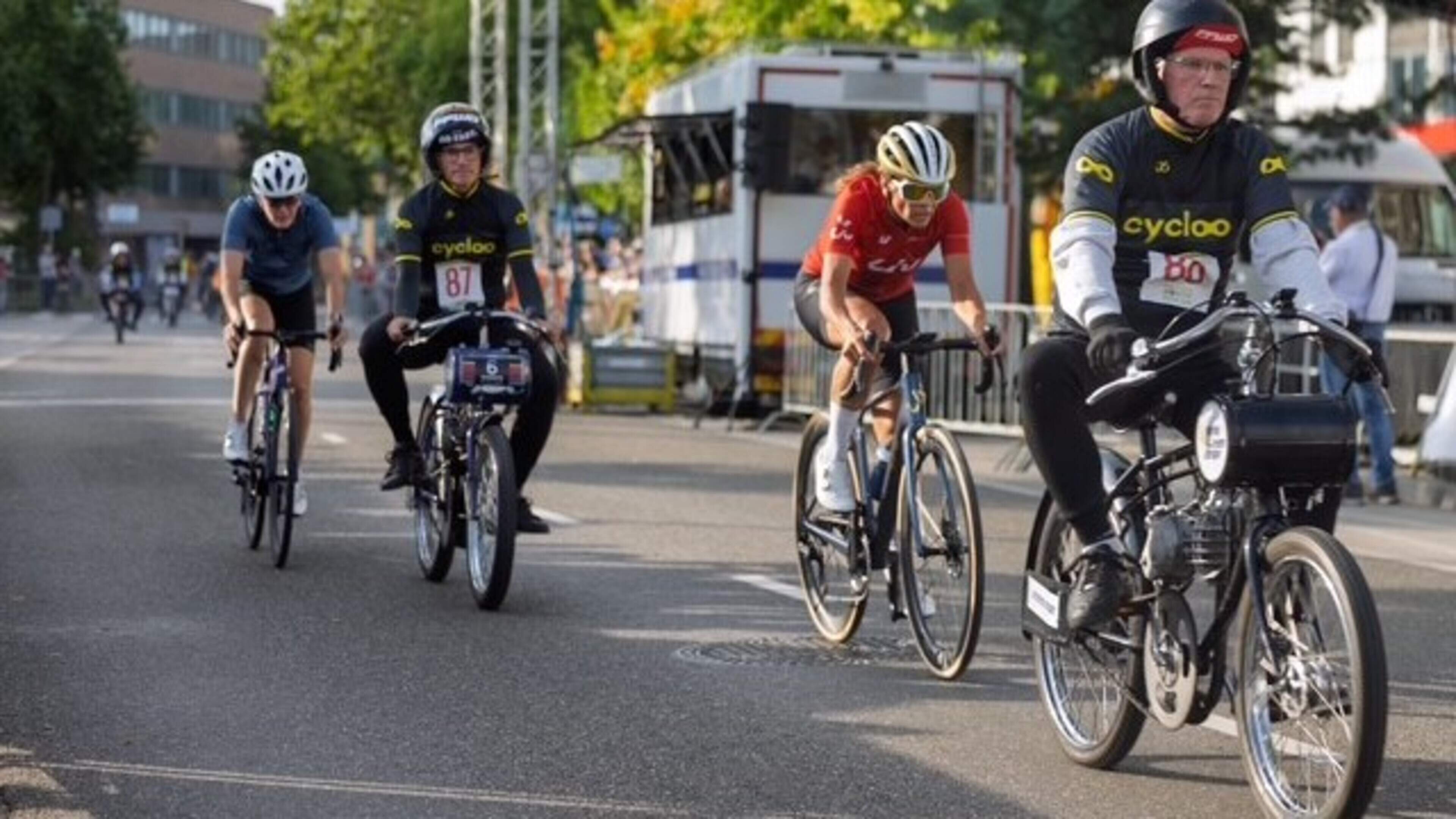 Leontien van Moorsel en Marianne Timmer achter de derny in wielerronde van Heerlen