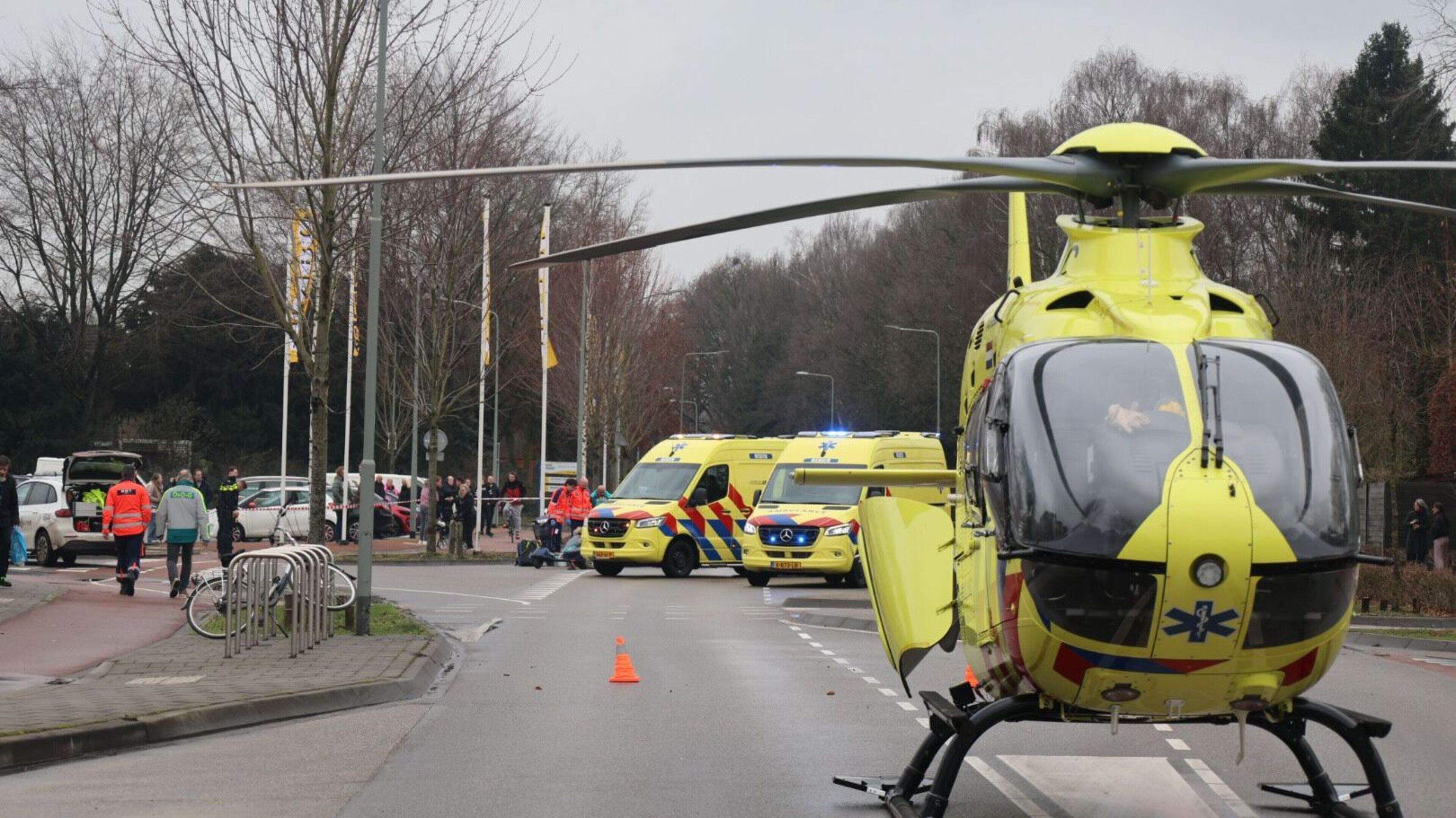 Man in scootmobiel zwaargewond na botsing met auto in Venray, traumahelikopter opgeroepen.