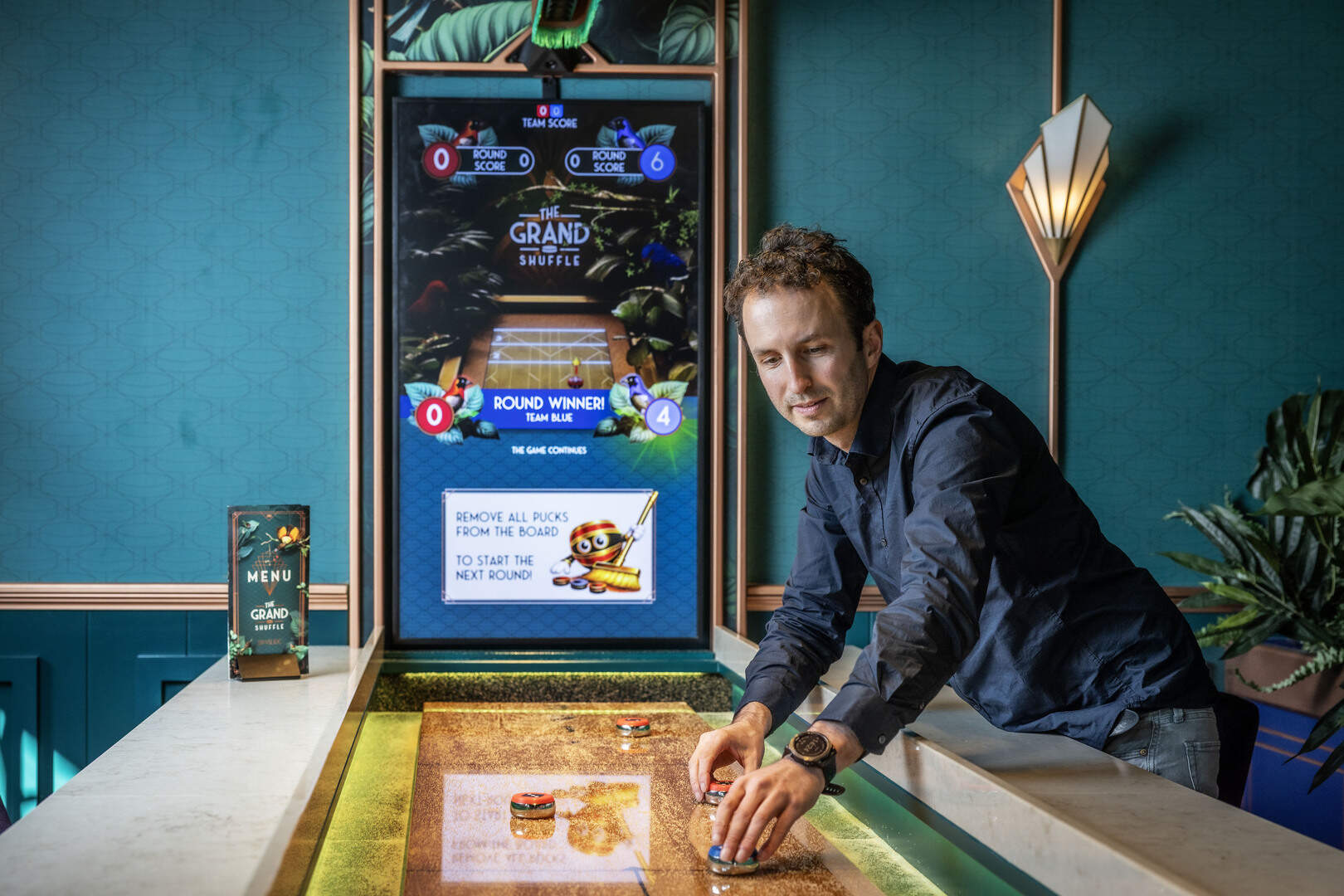 Micky (34) maakte in een schuur in Horst zijn eerste shuffleboard, nu ...