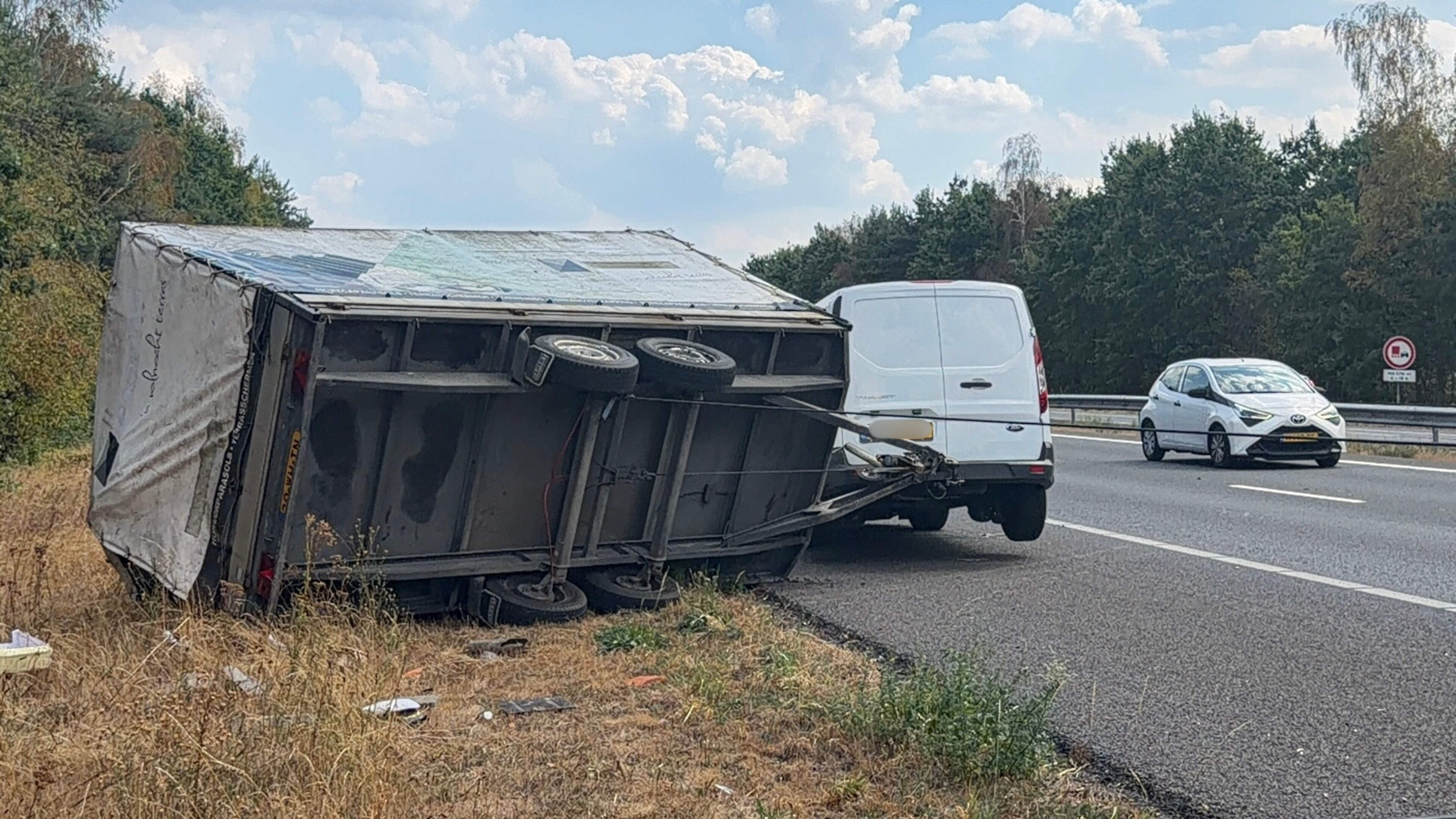 Bestelauto met aanhanger schaart op A73 bij Horst, tijdelijk flinke vertraging richting Venray