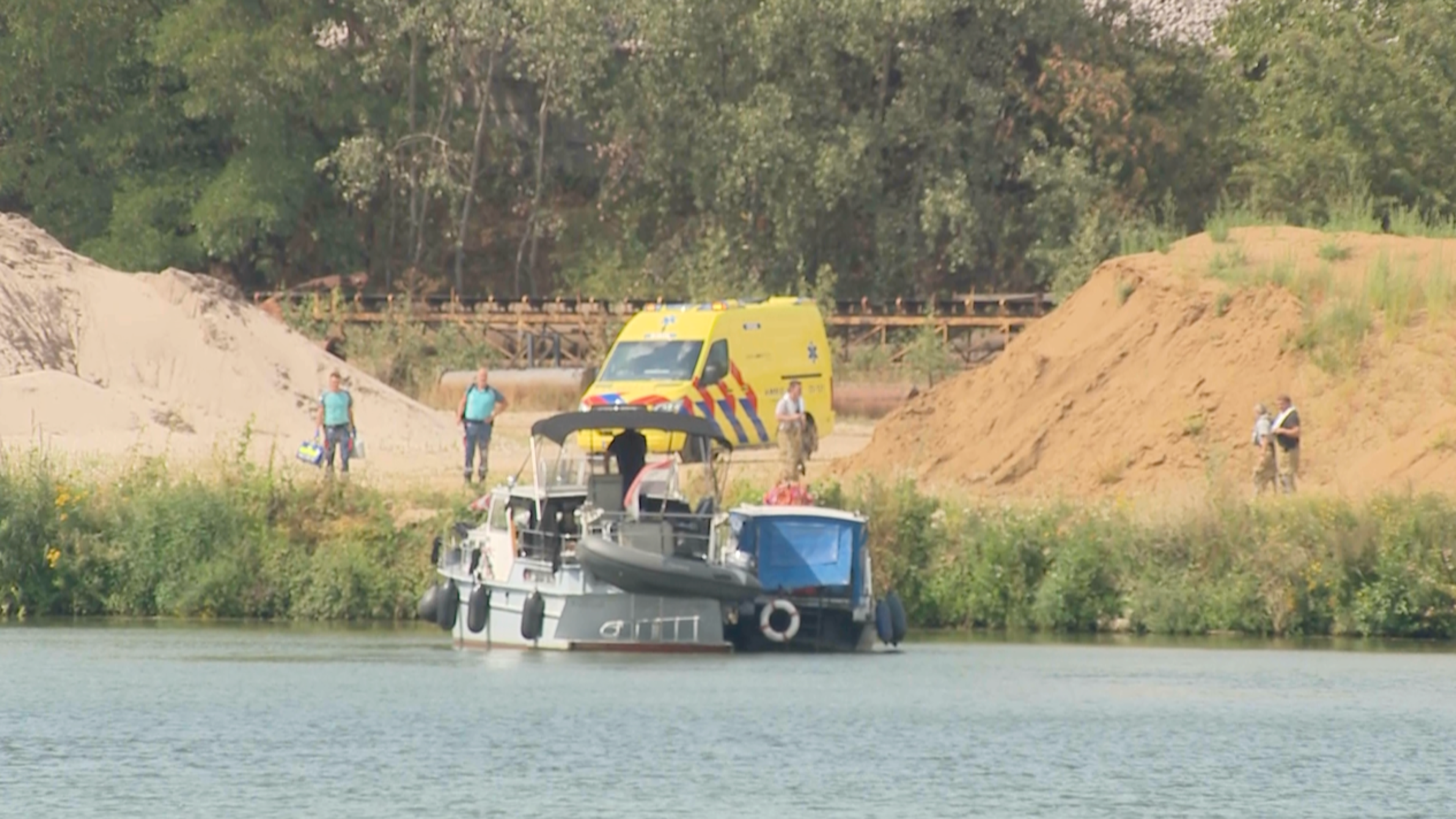 Schipper raakt gewond bij brand op boot, passerend jacht op de Maas brengt redding