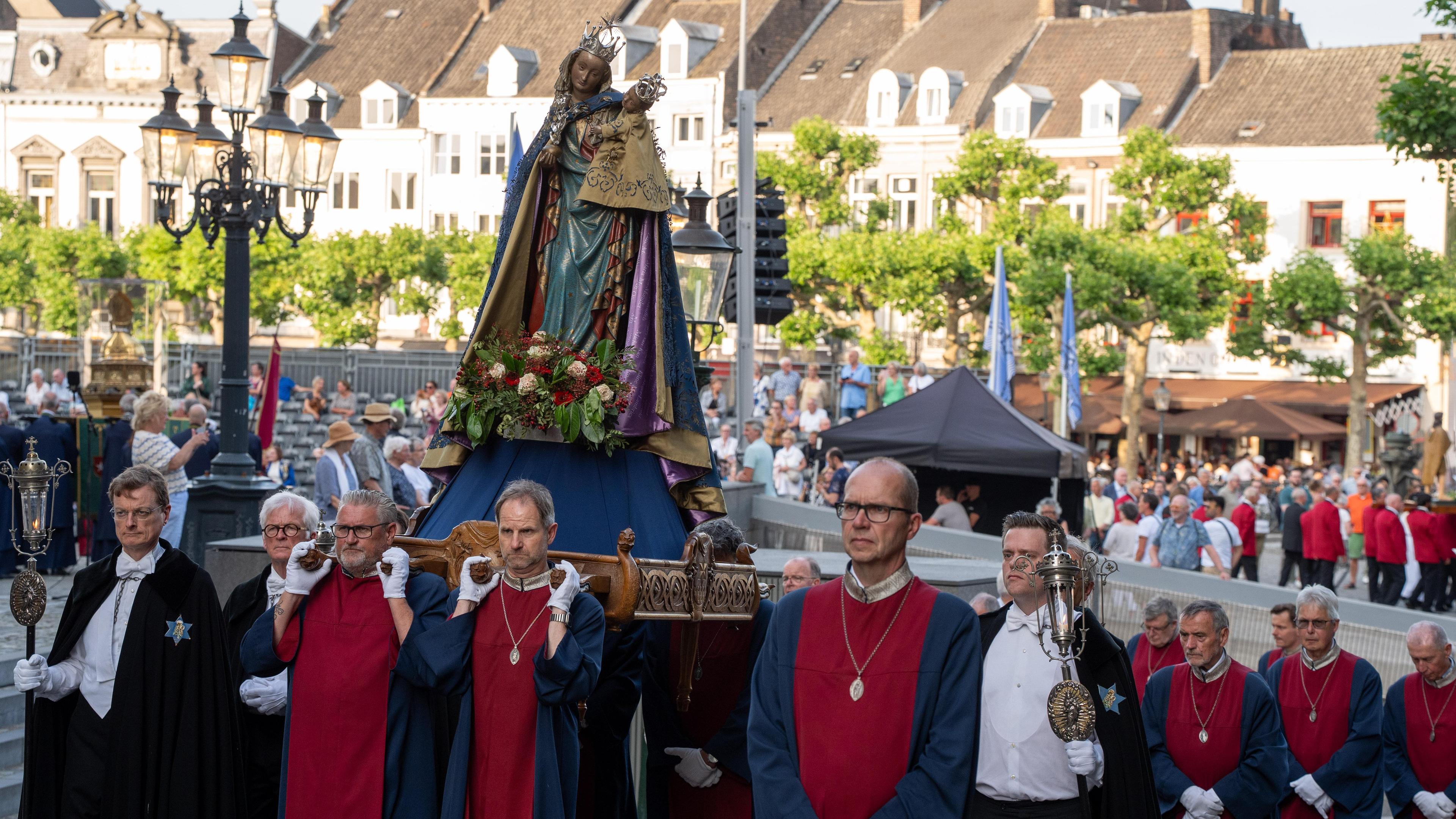 Stadsdevoties Maastricht verzamelen zich op het Vrijthof voor opening van Heiligdomsvaart