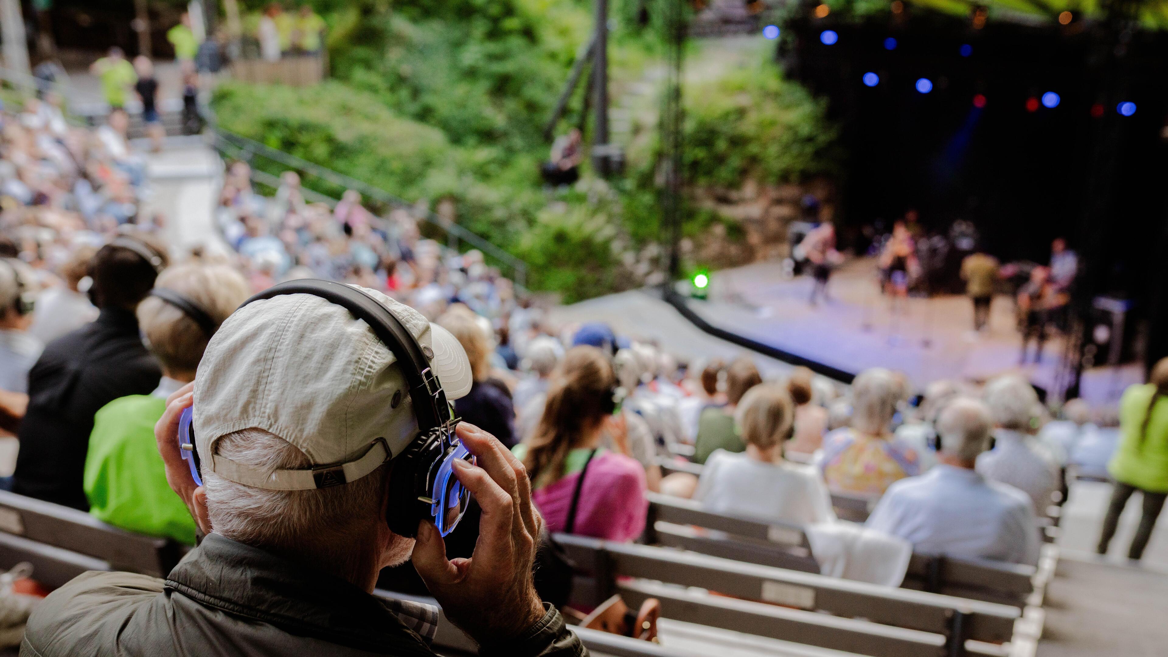 Van ‘stil concert’ tot regelrecht feestje in Valkenburg: met je koptelefoon op mee-blèren met ‘Skand