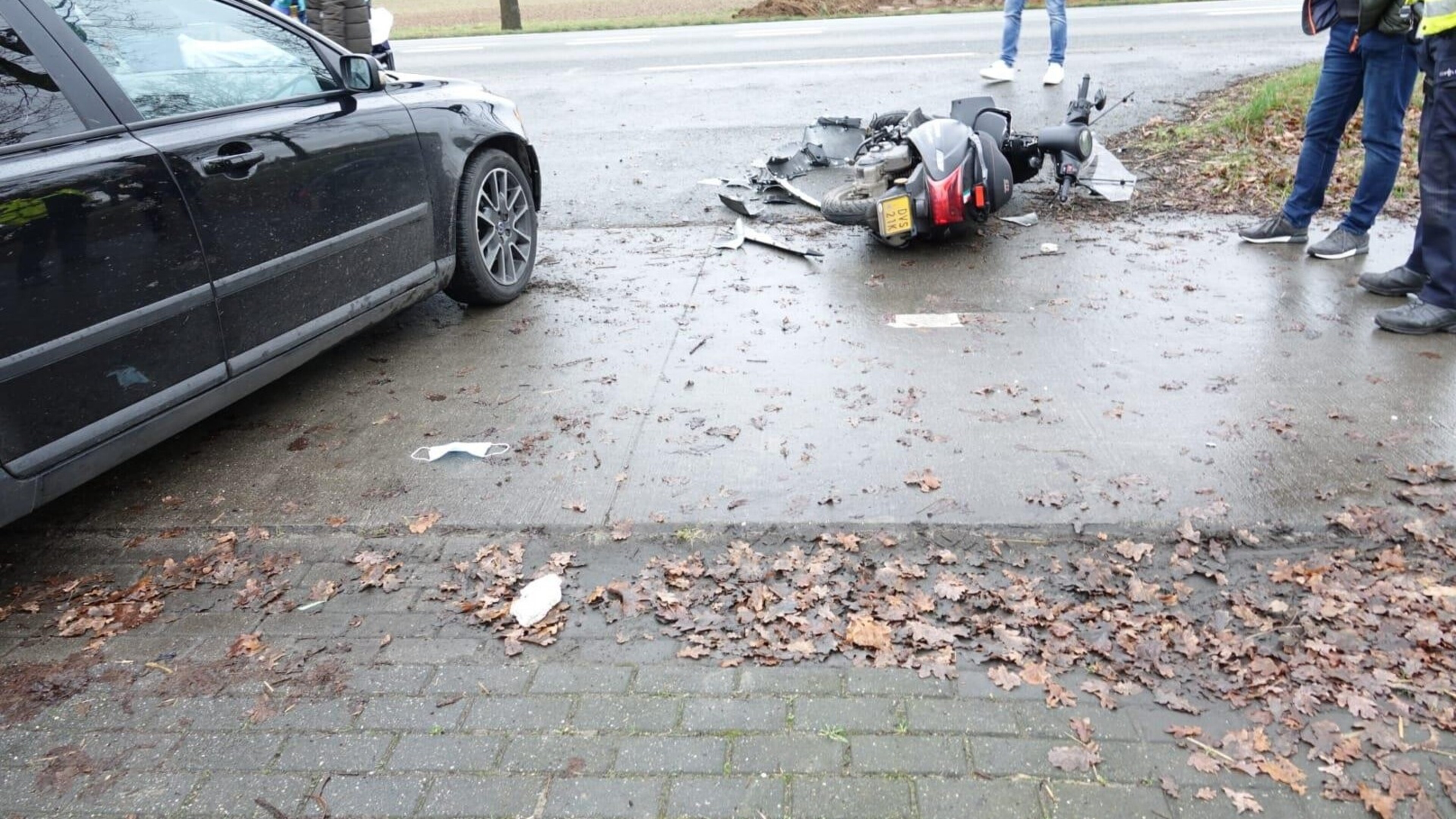 Scooterrijder gewond na botsing met auto in Nunhem