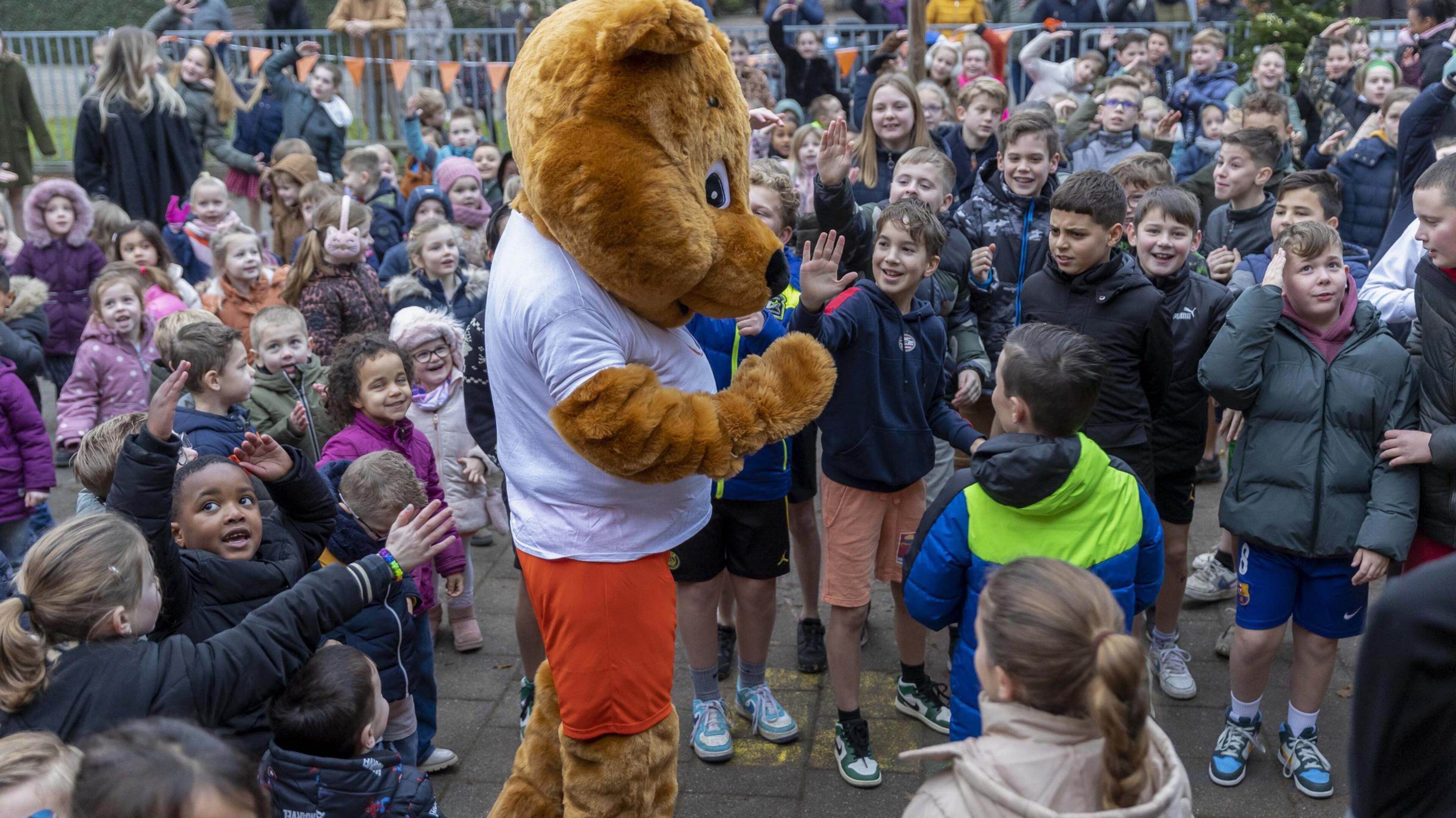 Meester Yannick en Lars halen de aftrap van actie Kika Korte Broek naar Herkenbosch: ‘Telkens als La