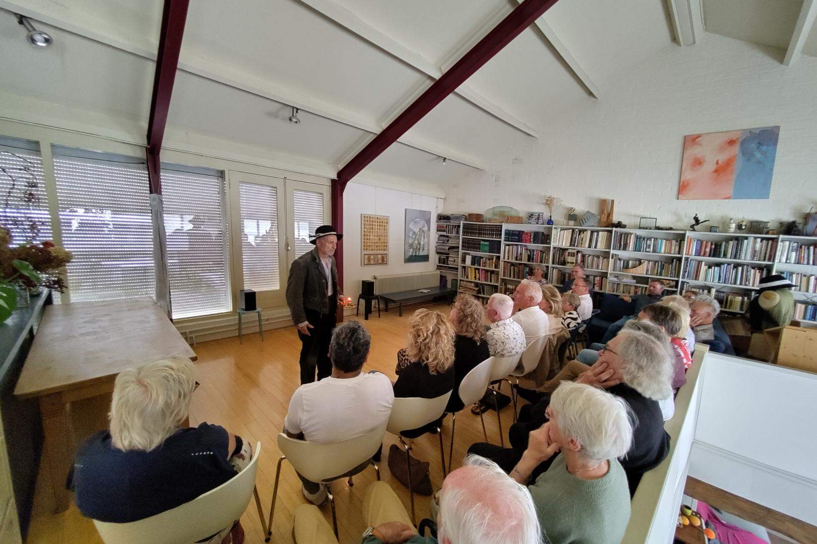 Frank Groothof speelt Peer Gynt in een huiskamer in Weert. 
