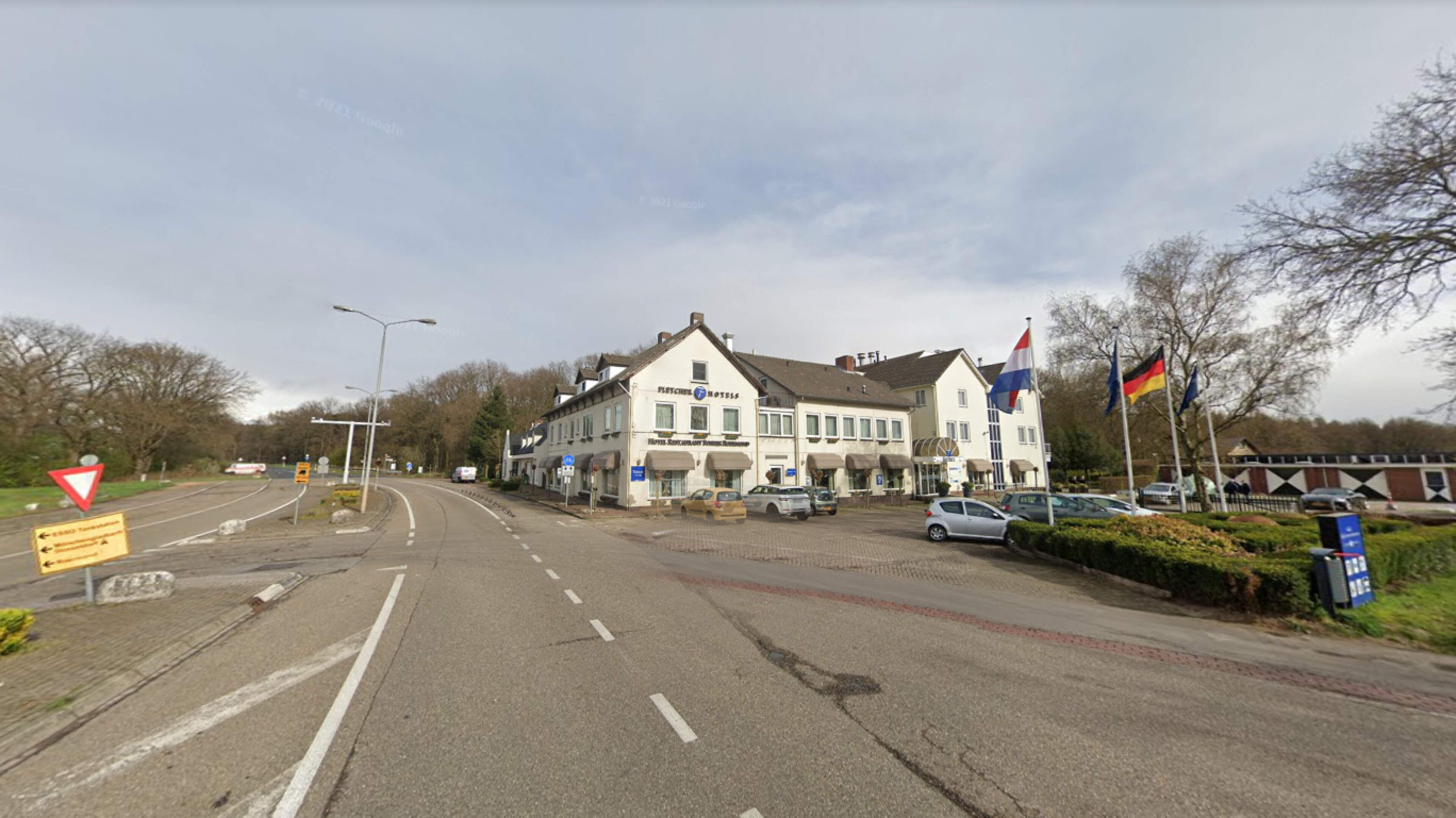 Roermond gaat 200 extra asielzoekers opvangen in containerwoningen bij hotel aan de grens