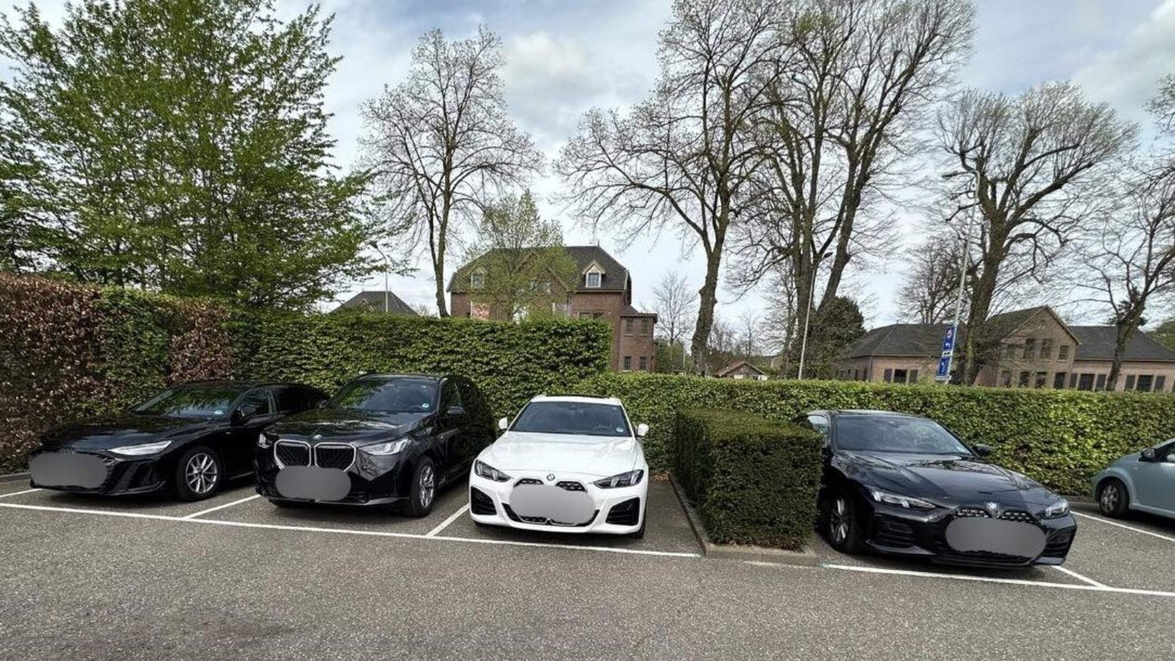 Trouwstoet misdraagt zich op snelweg: politie Maastricht haalt 4 auto’s van de weg en verricht arres