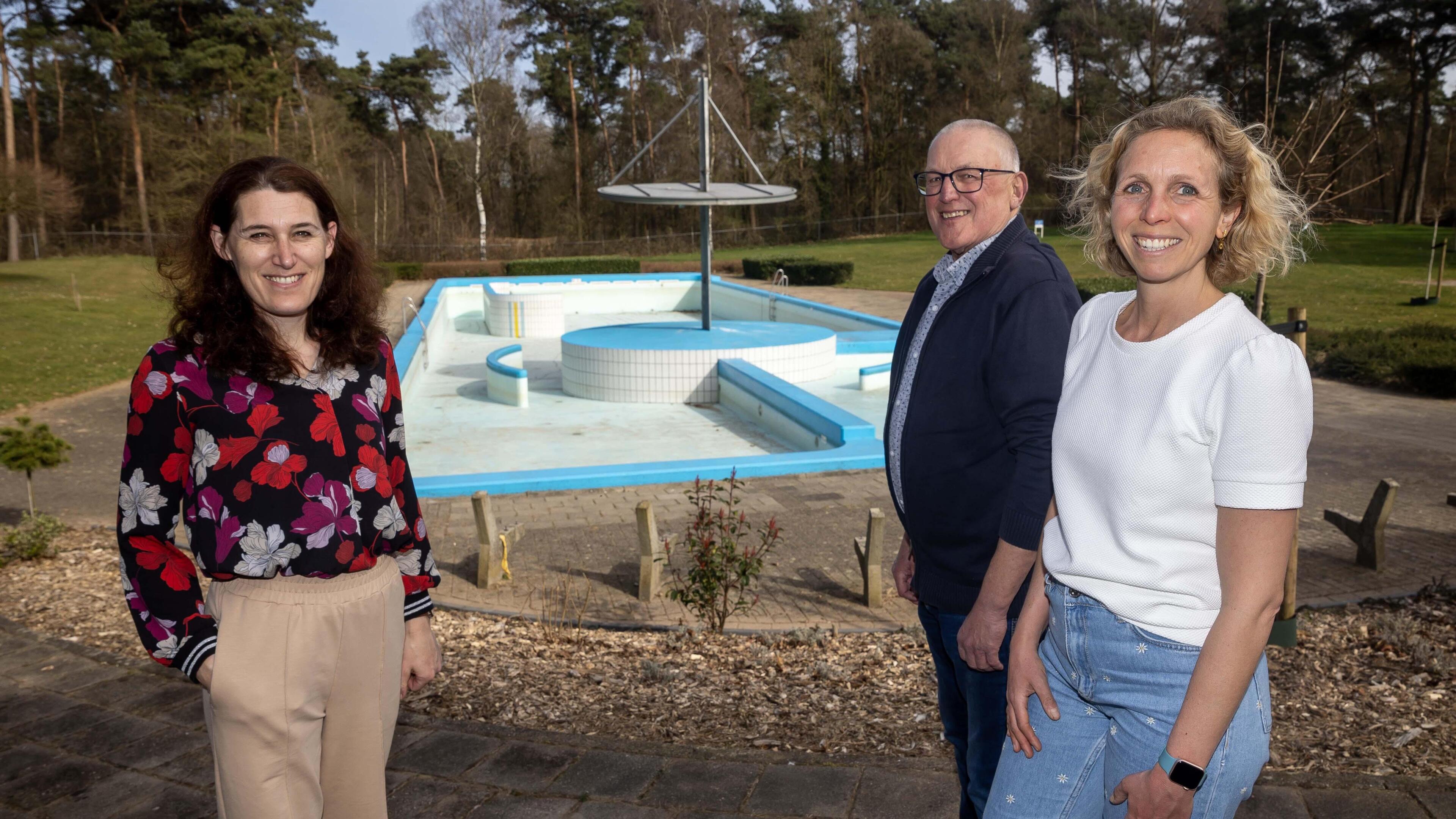 Als vrijwilligers een zwembad openhouden is het hard werken, weten ze in Montfort: ‘Je moet het als 