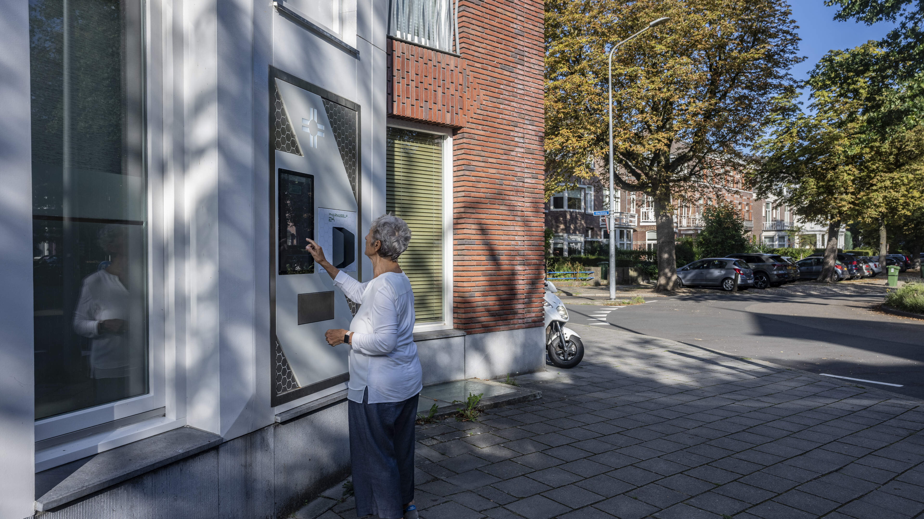 Maastrichtenaar stapt naar rechter vanwege kleine lichtreclame van apotheek op ruim 100 meter afstan