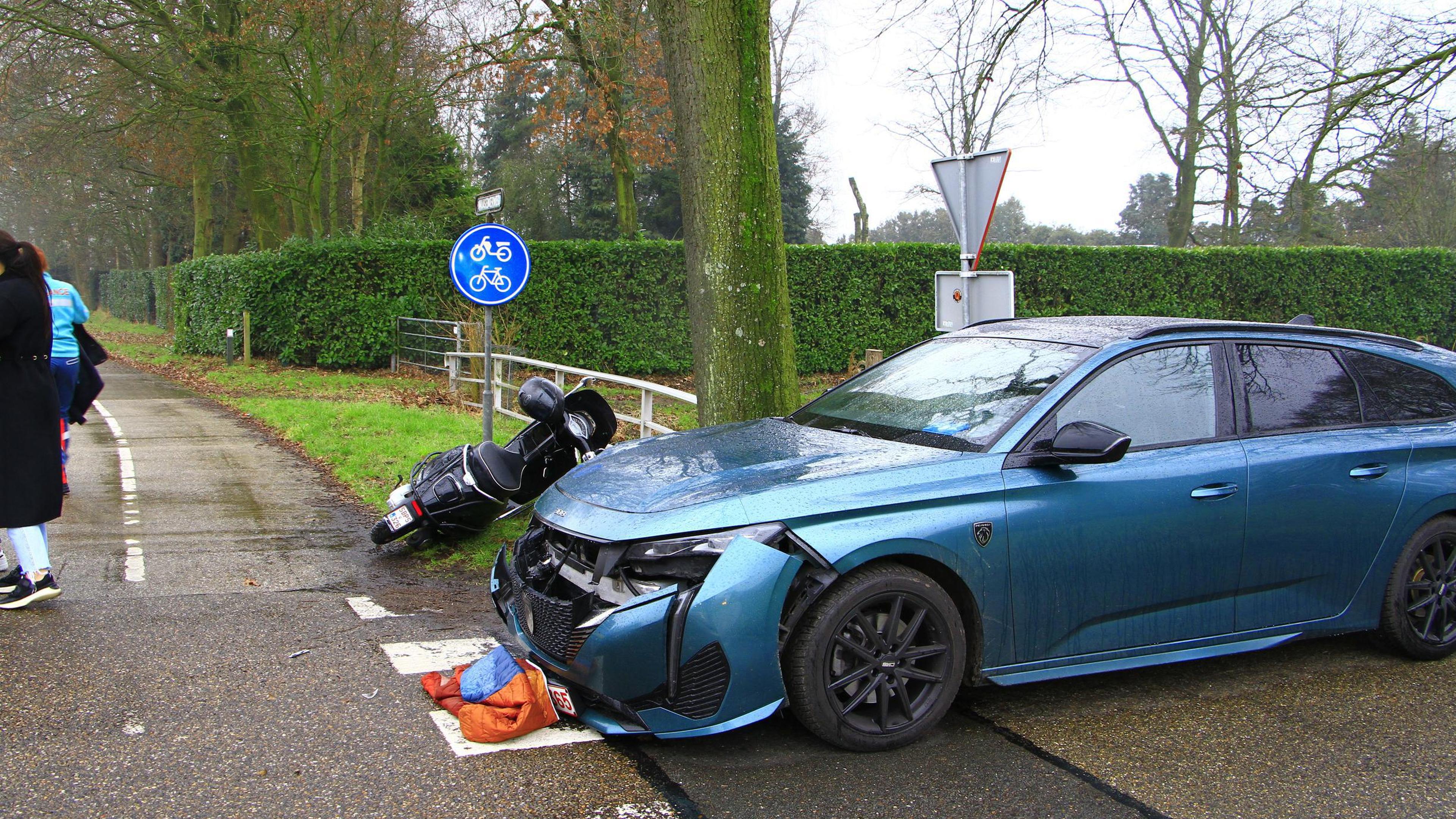 Scooterrijder gewond bij botsing met auto bij Tungelroy
