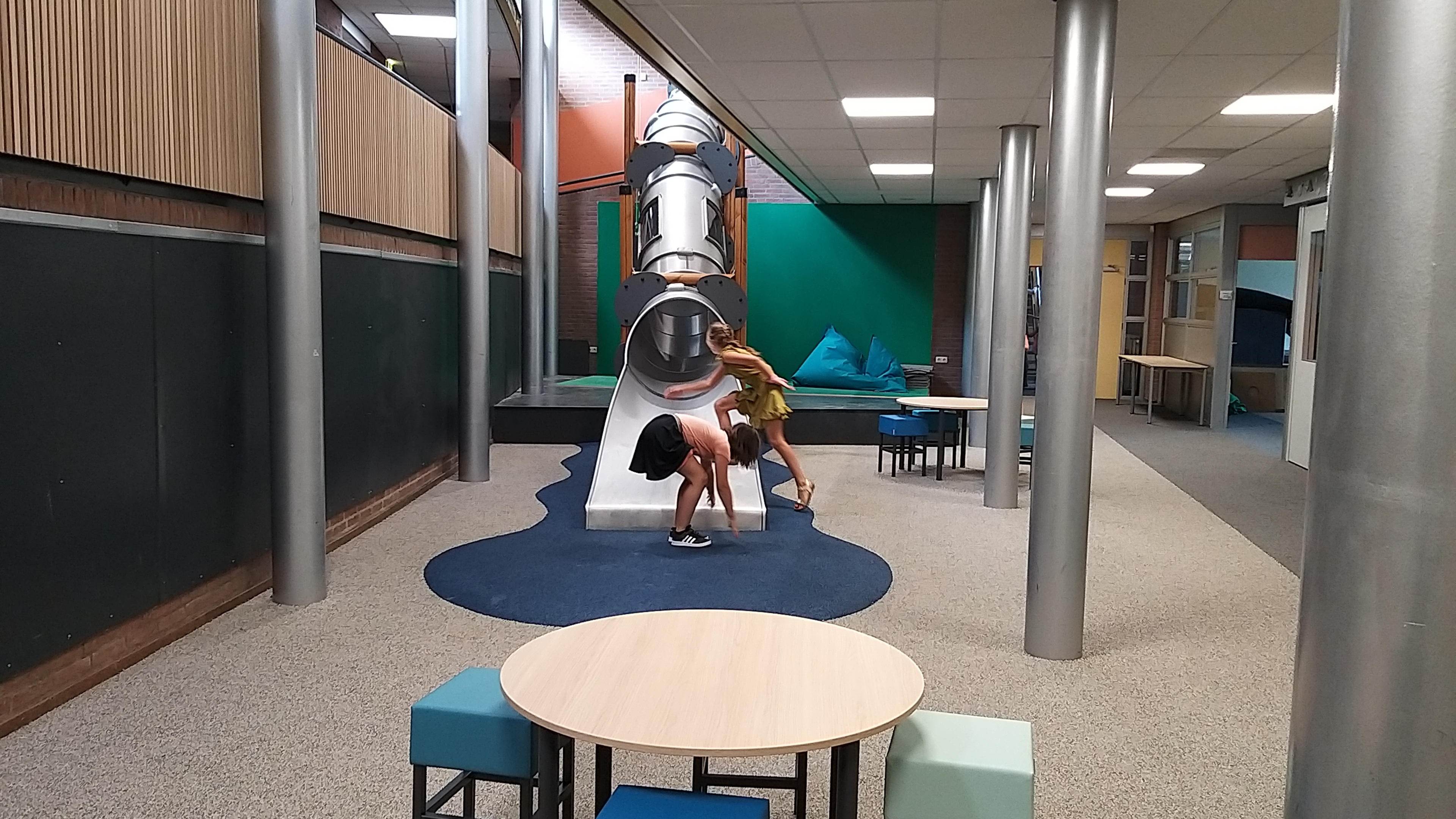Op deze school mogen de kinderen meedenken, en nu hebben ze een glijbaan in het gebouw