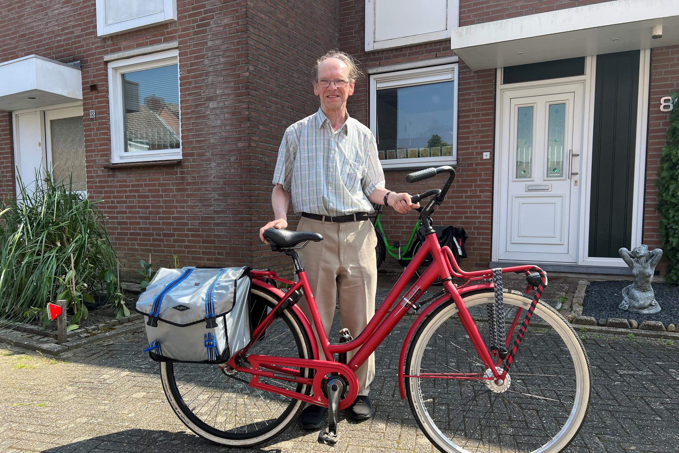 Veel steun voor hondstrouwe dorpsblad-bezorger Math (63) na diefstal fiets: ‘Met tranen in mijn ogen
