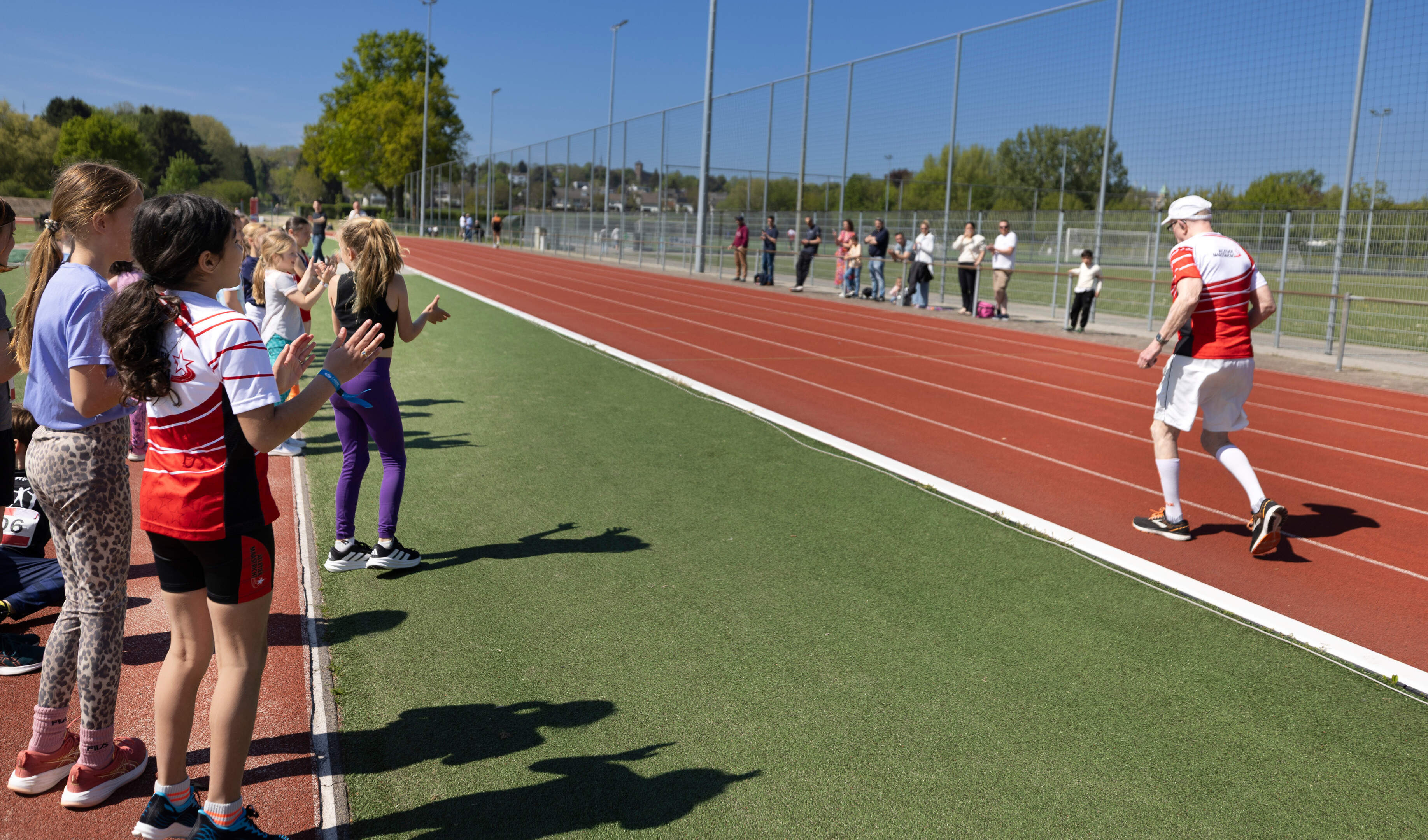 Harry (91) uit Maastricht overstijgt zichzelf en loopt Nederlands hardlooprecord: ‘Als ik 95 word, l
