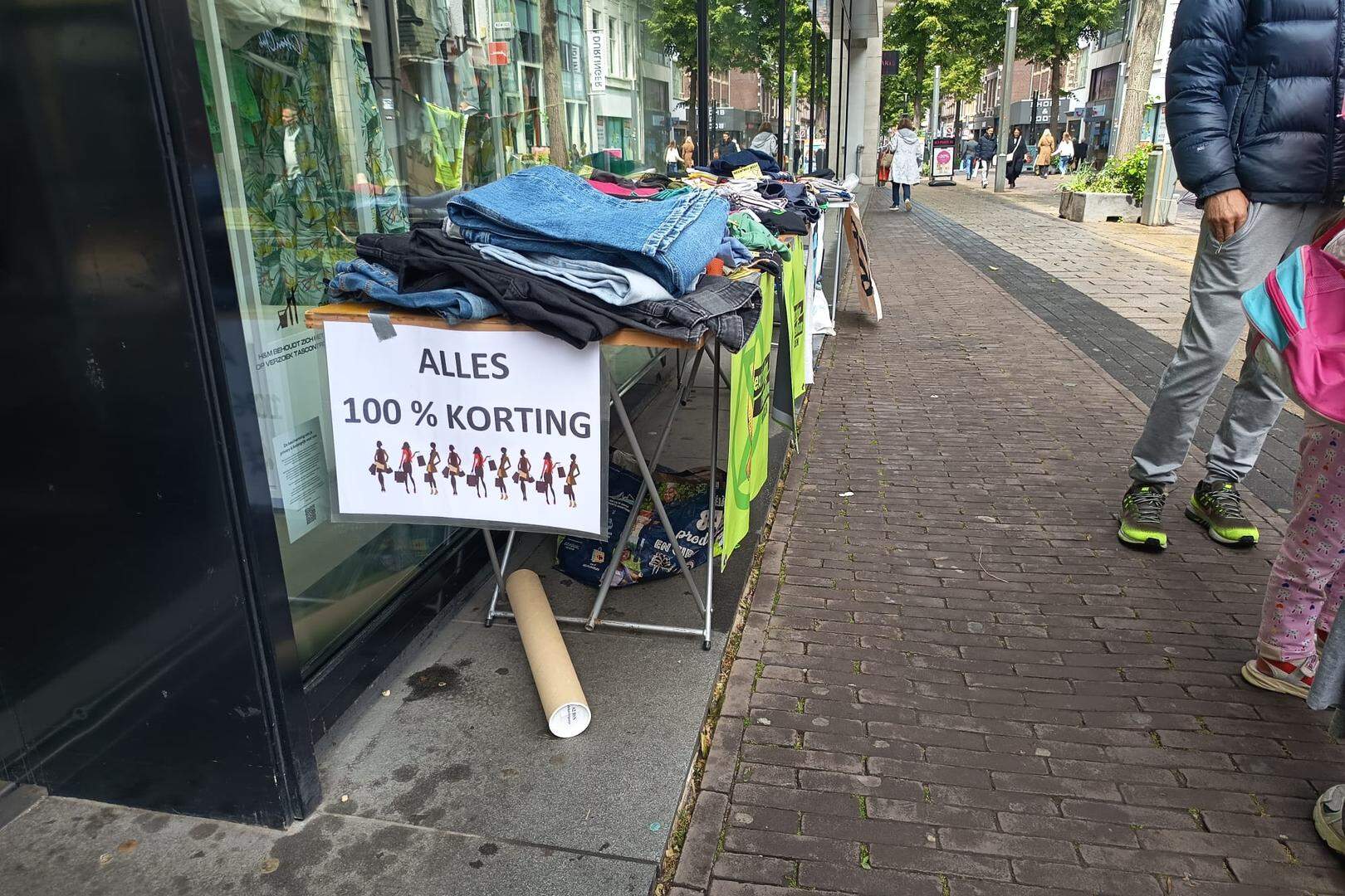 100 procent korting op tweedehands kleding als protest in Heerlen.