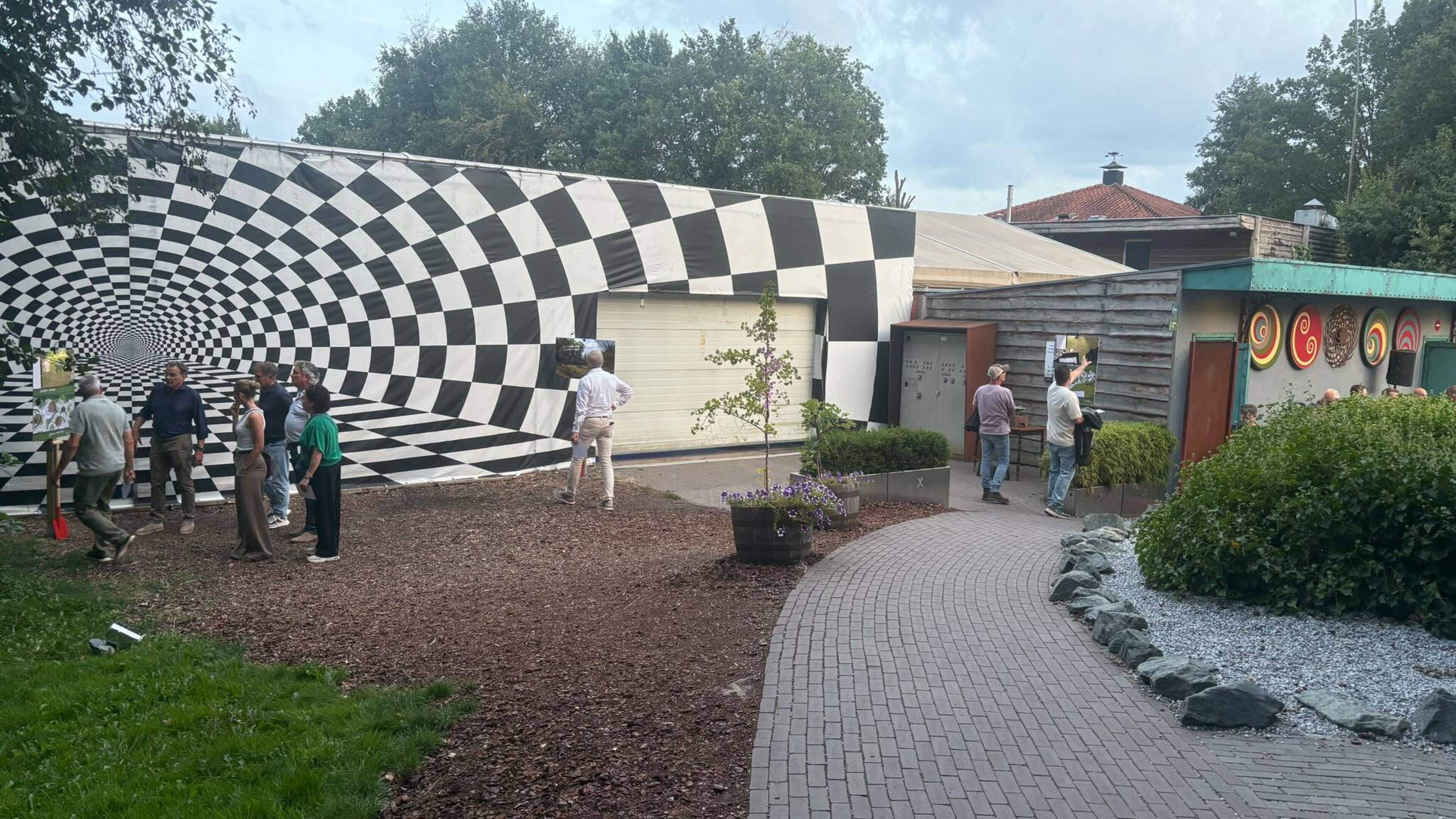 Mind Mystery kiest voor forse uitbreiding buitenterrein: streep door gebouw met theater en horeca