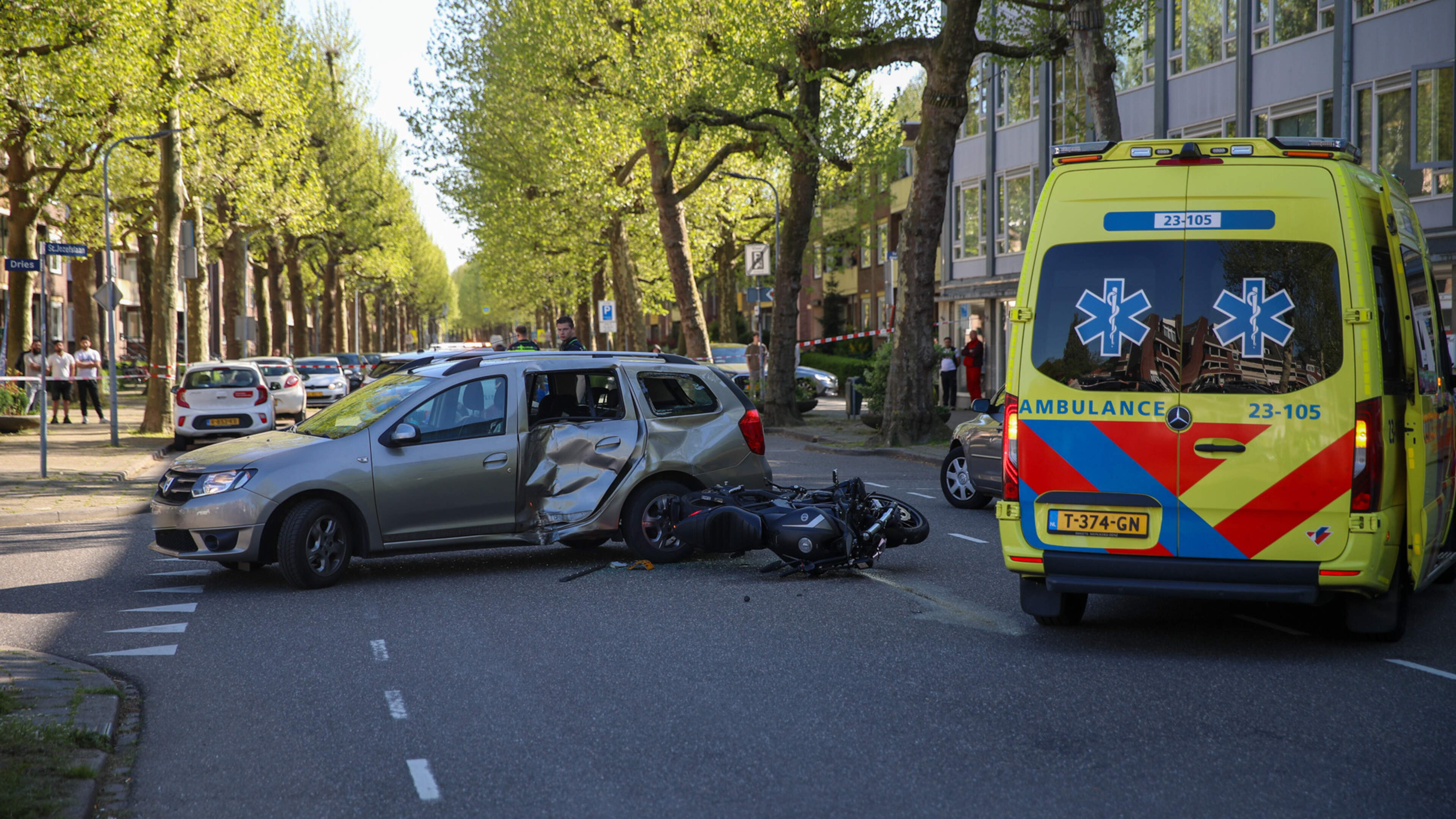 Motorrijder gewond na botsing met auto in Weert.
