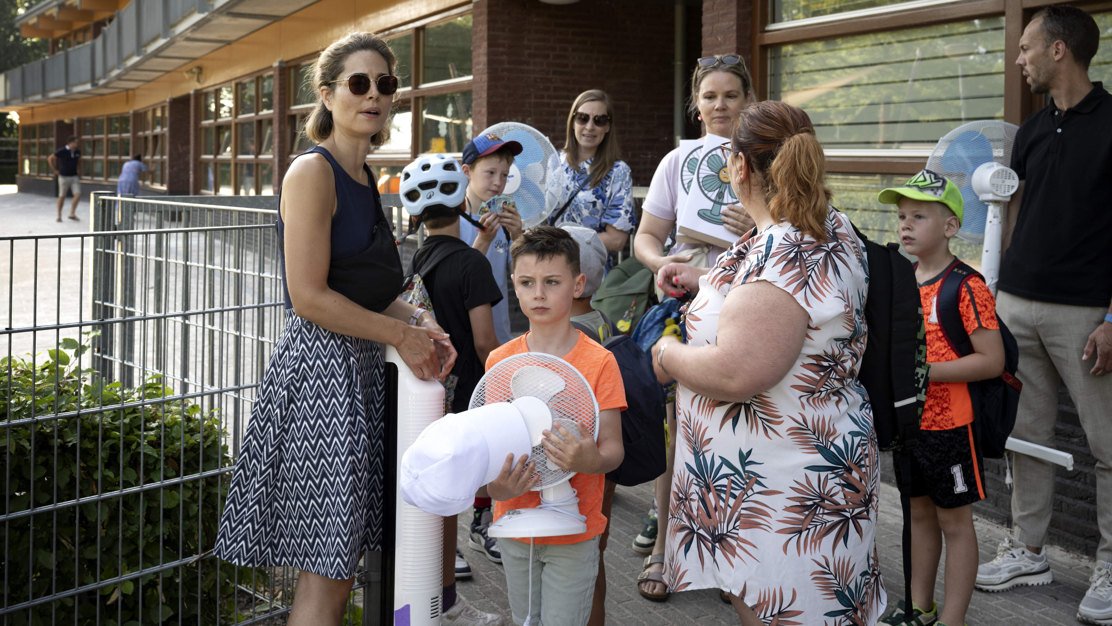 Kinderen in Voerendaal nemen ventilators mee naar school uit protest tegen veel te warme klas: ‘In m