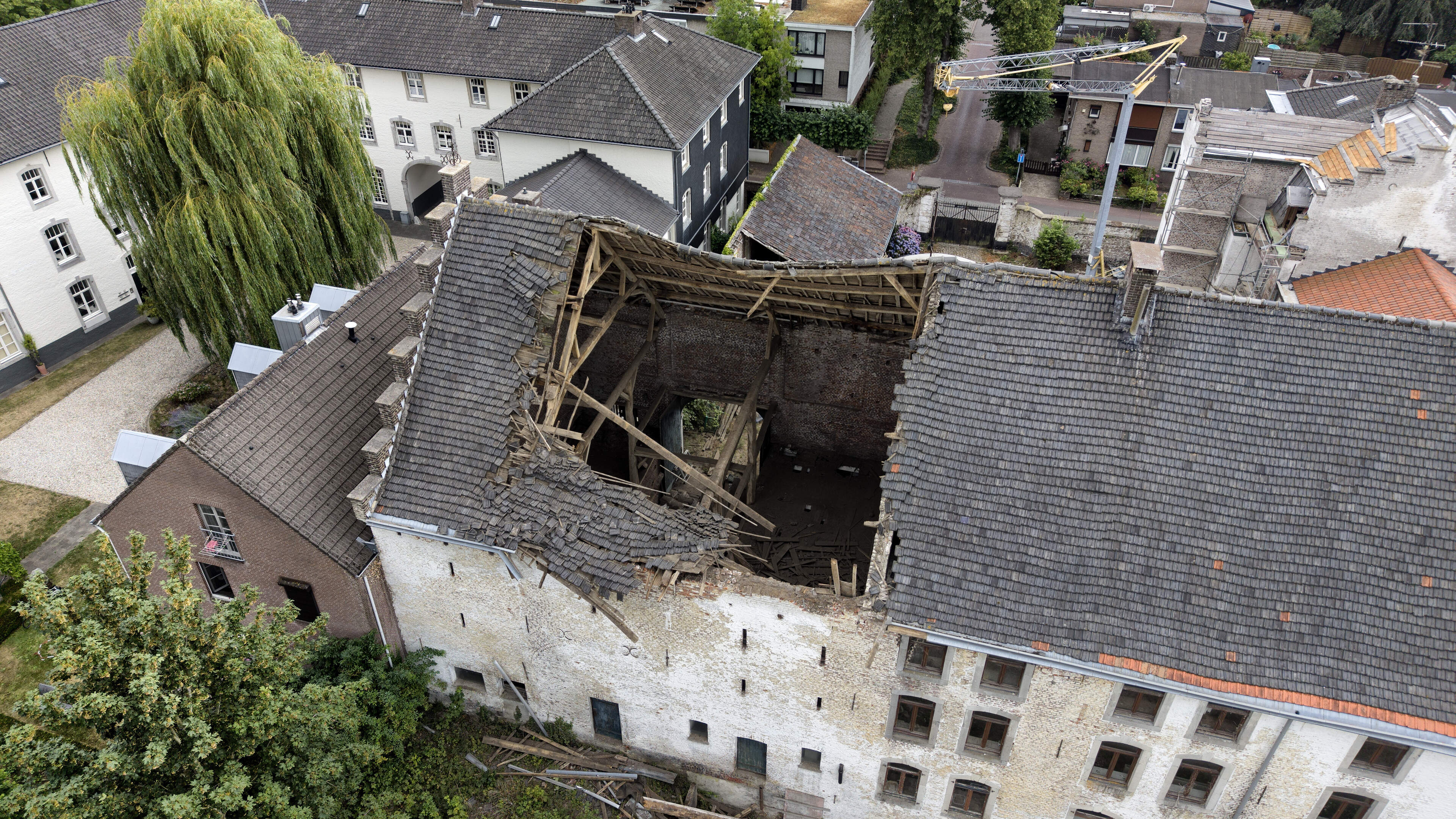 Plots stortte een deel van het dak van de monumentale Cereshoeve in Vaals in: ‘We wisten dat een van
