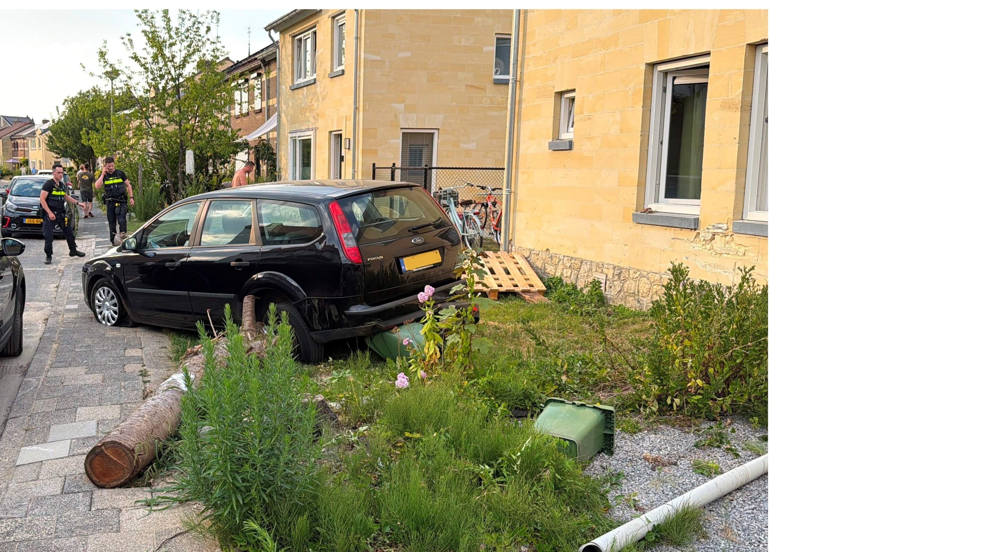 Auto botst tegen huis in Valkenburg na aanrijding met andere wagen
