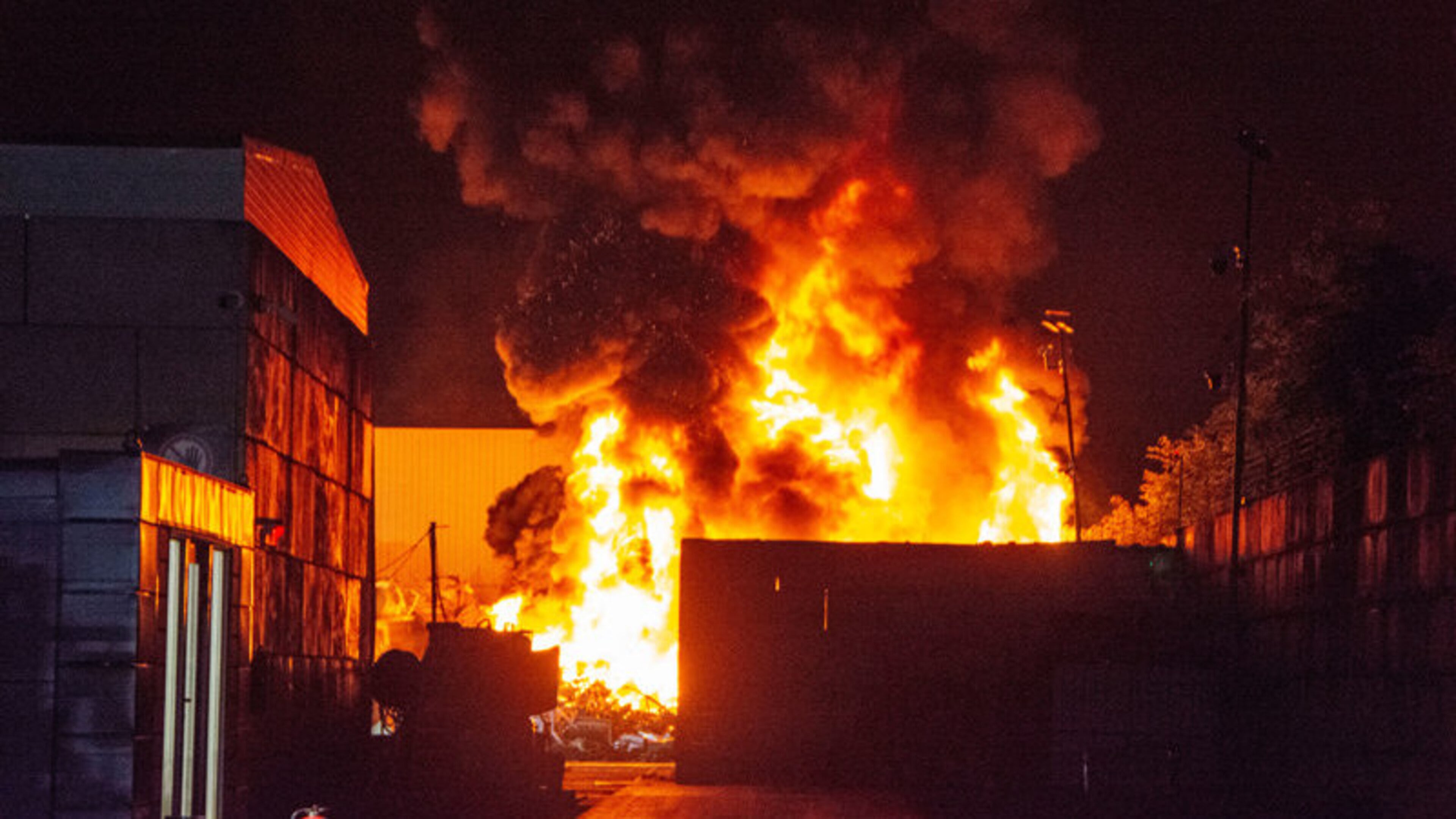 Grote brand bij metaalrecycler in Swalmen onder controle