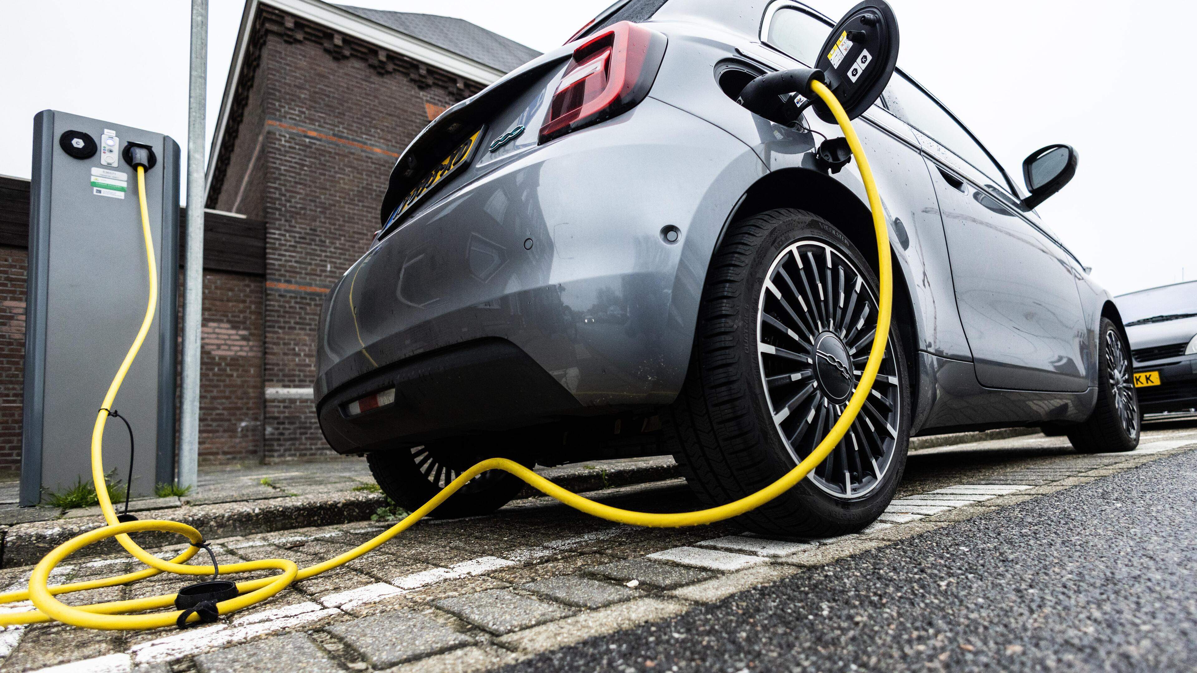 Ruim 2 miljoen mensen hebben een elektrische auto; zoveel rijden er in jouw gemeente rond