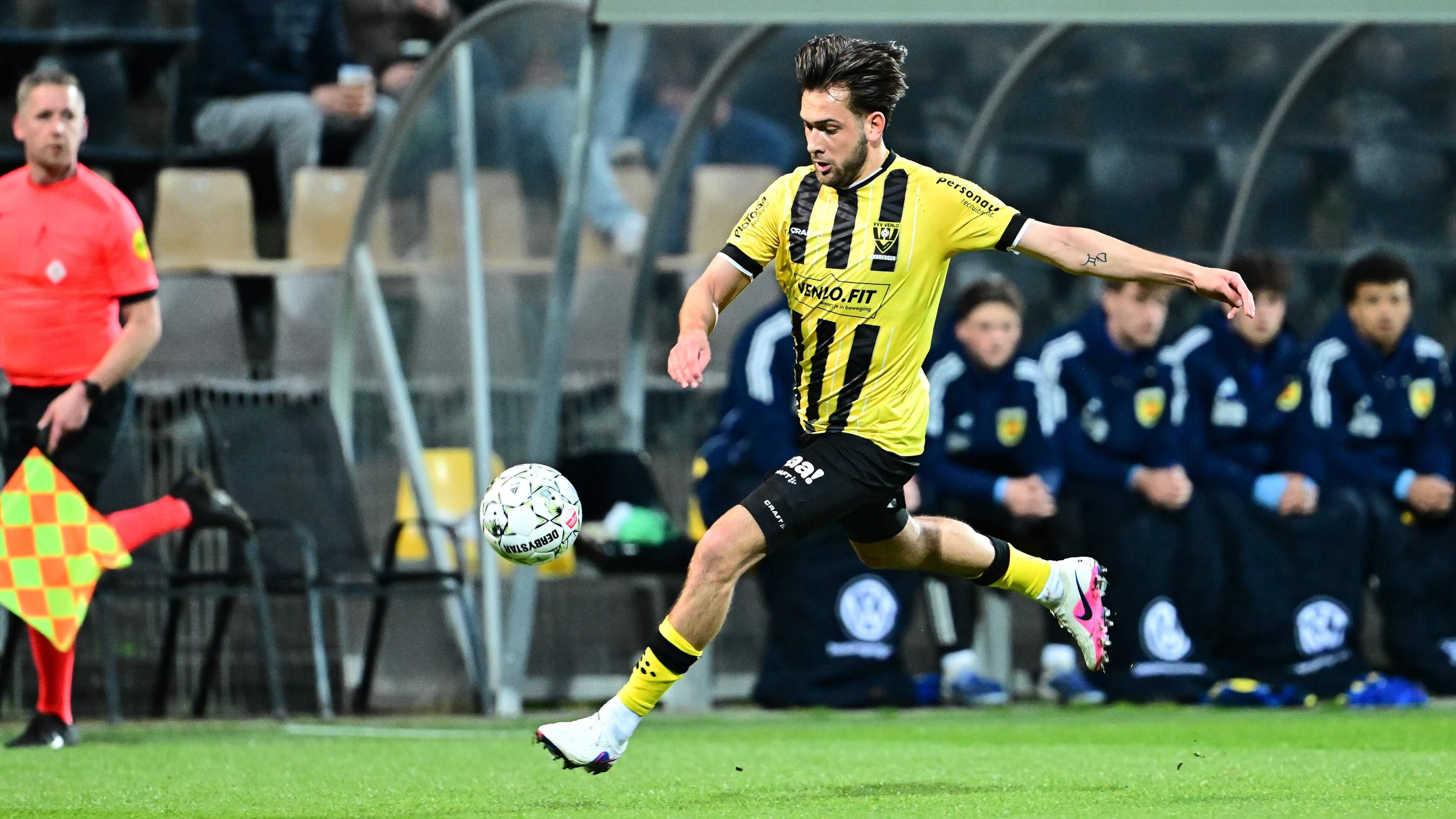 Dean Zandbergen schiet VVV met hattrick naar stuntzege tegen Cambuur