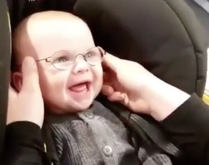 Dolblije baby kan voor het eerst helder zien